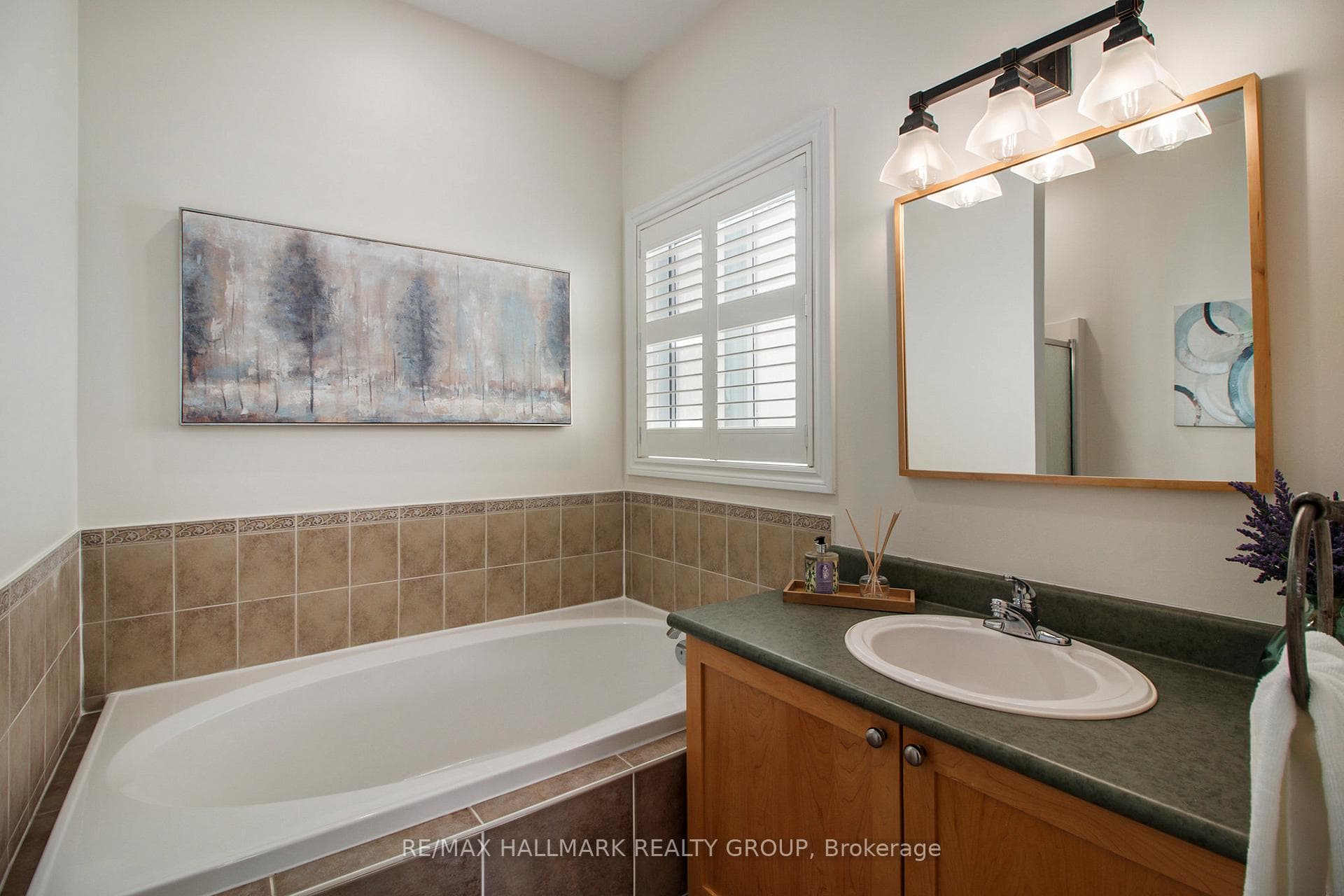Primary Ensuite Bath with shower 189 Borealis