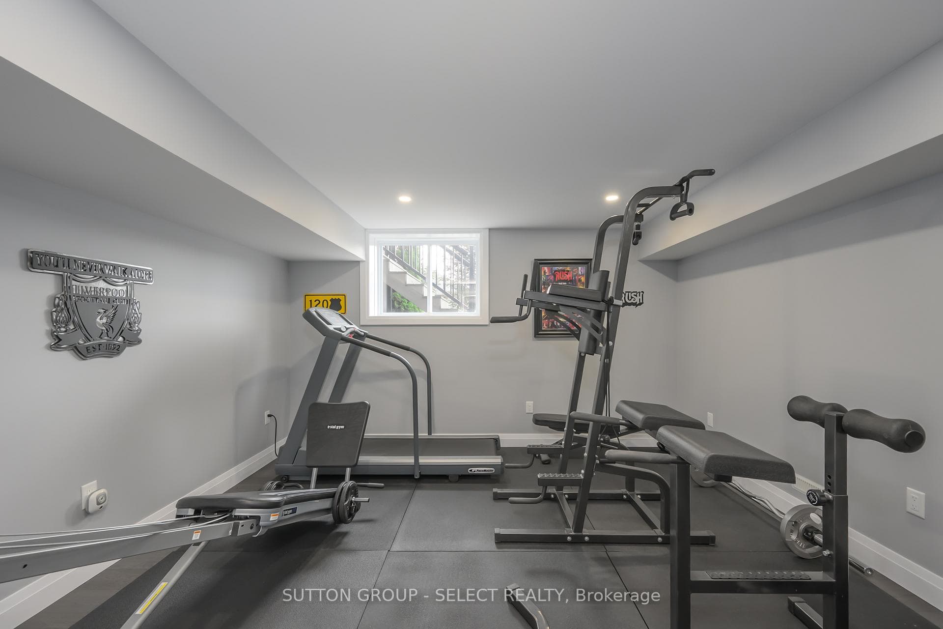 697 Barker Street photo 25