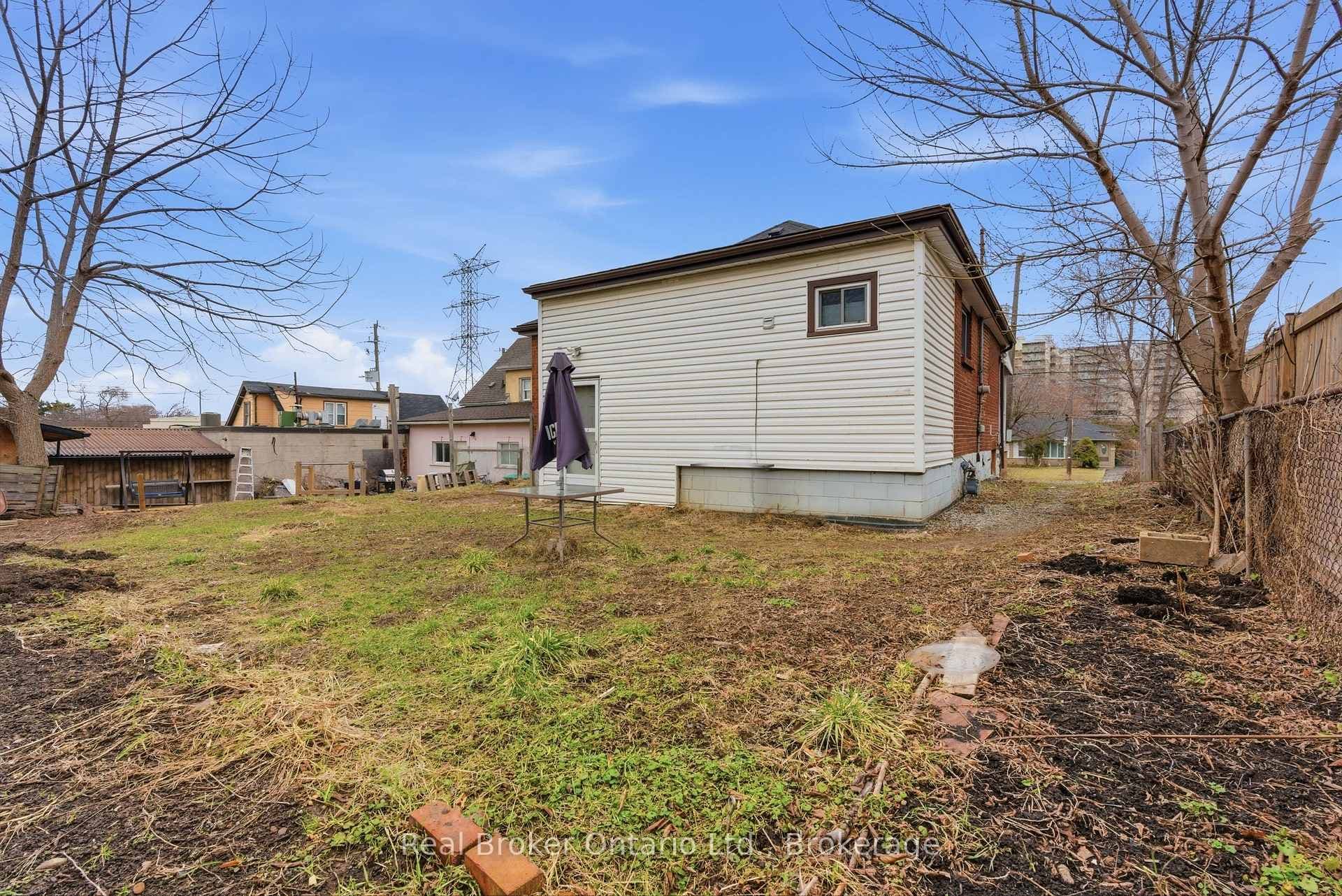 880 LAWRENCE Road photo 40