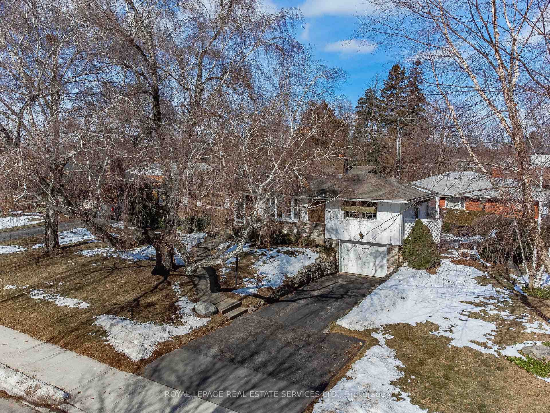327 Strathcona Drive photo 3