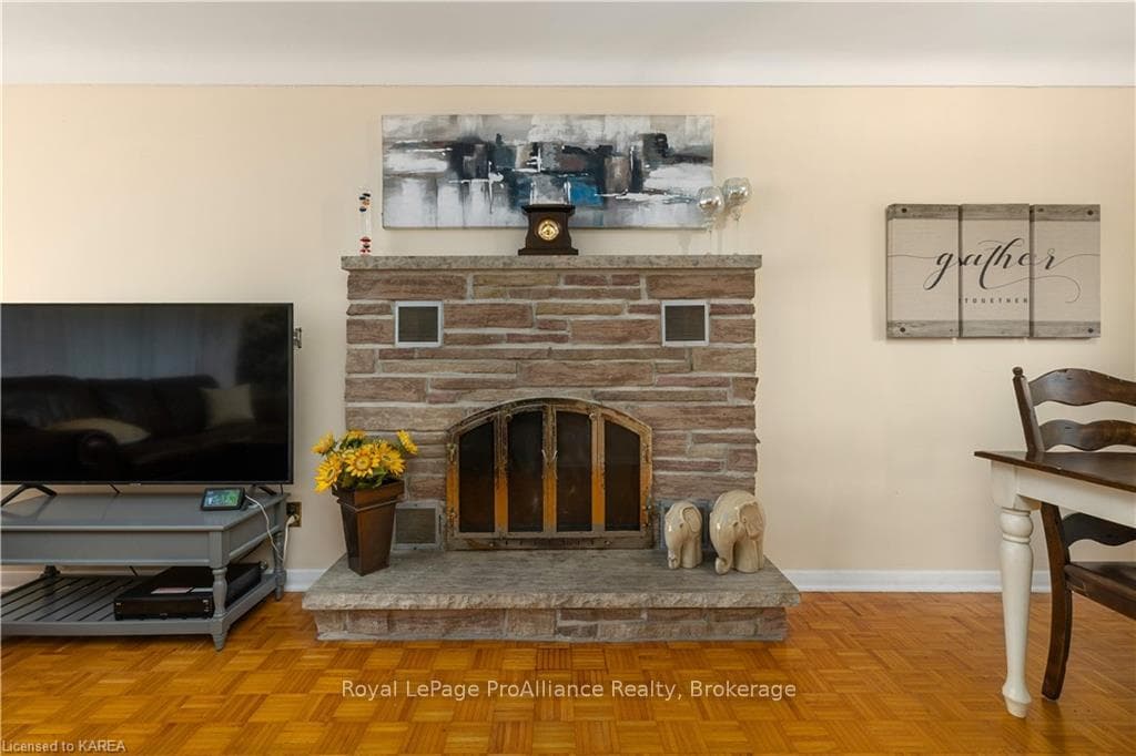 8 MONTGOMERY Boulevard photo 14