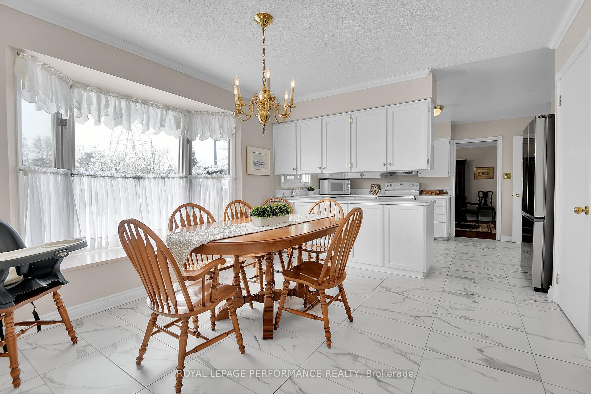 Lovely bright breakfast area w/pantry