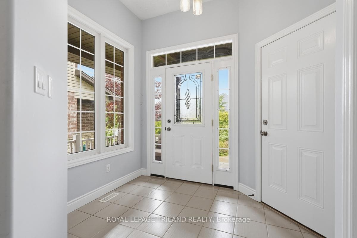 989 Roulston Crescent photo 5