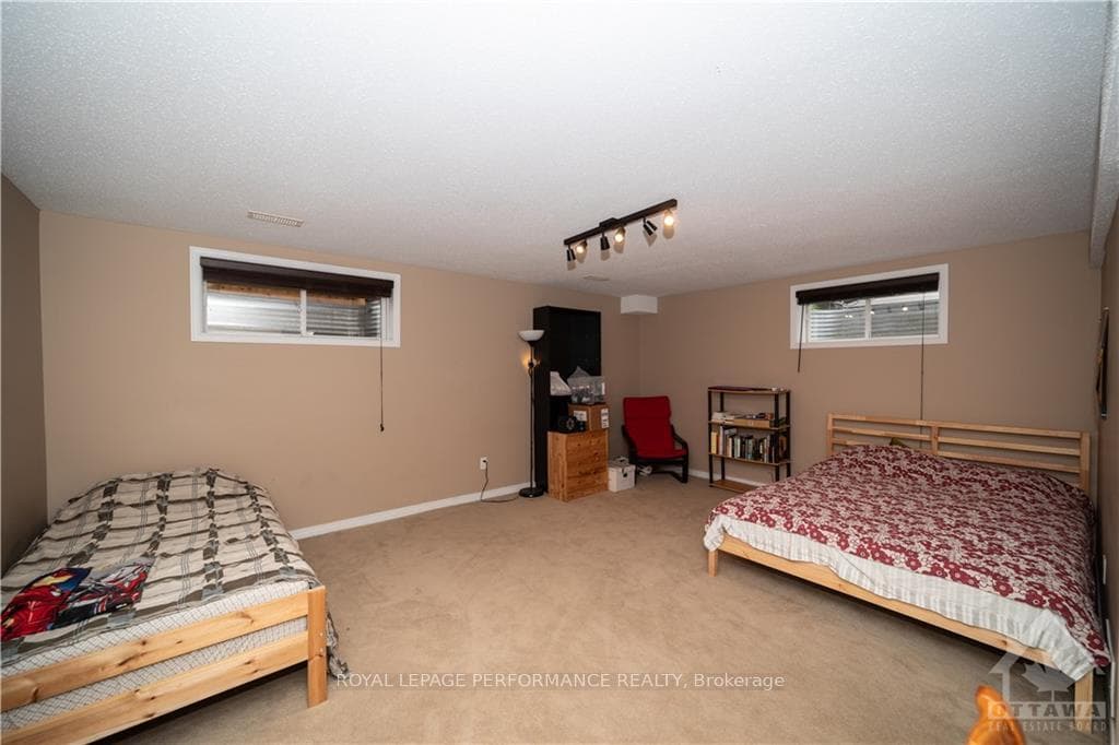 2363 GLANDRIEL Crescent photo 19
