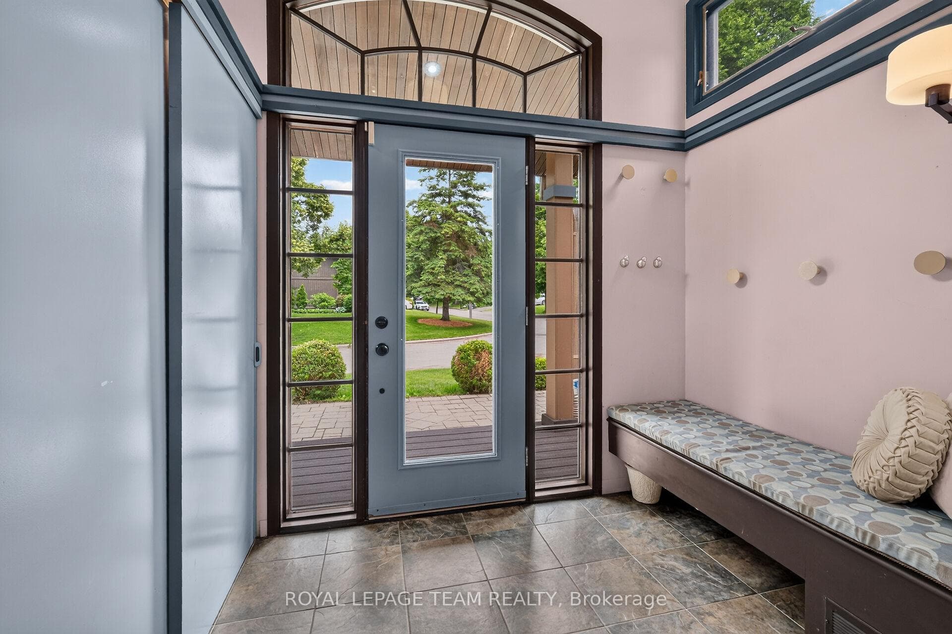1282 Alloway Crescent photo 4