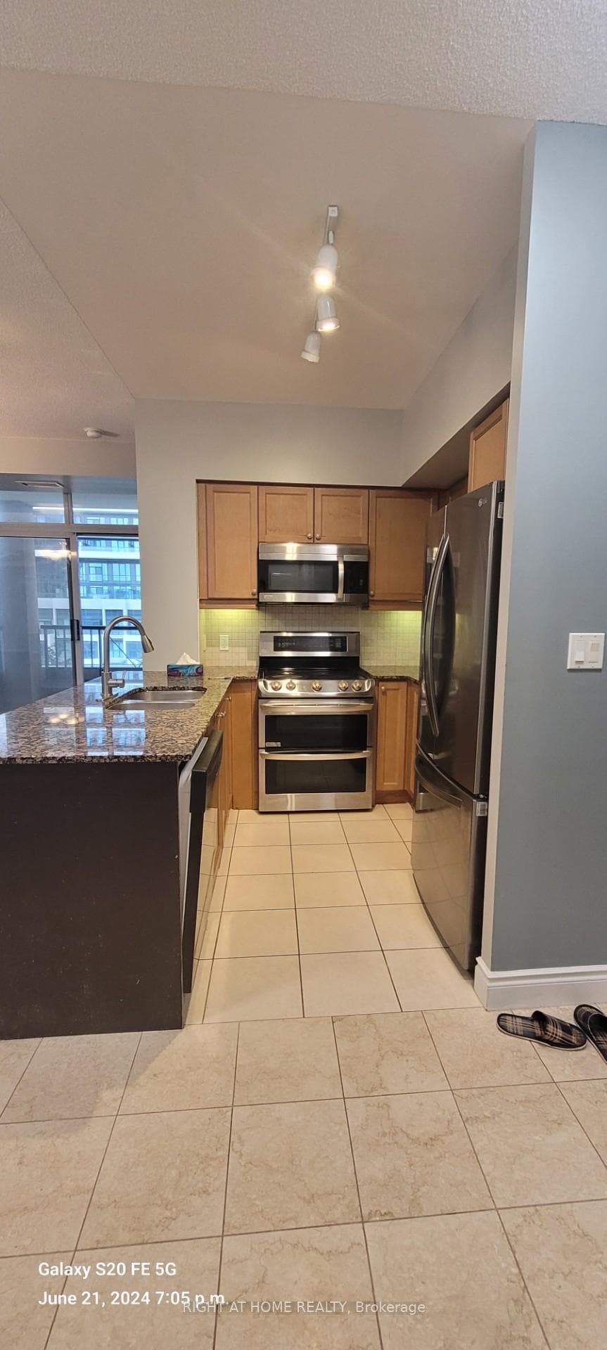 1105 LESLIE Street Unit 402 photo 8