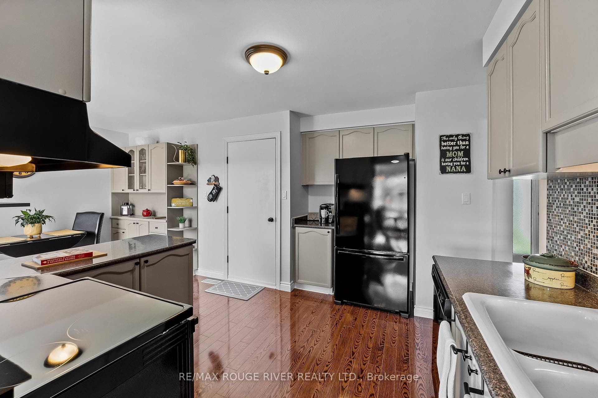 23 Dunkin Avenue photo 10