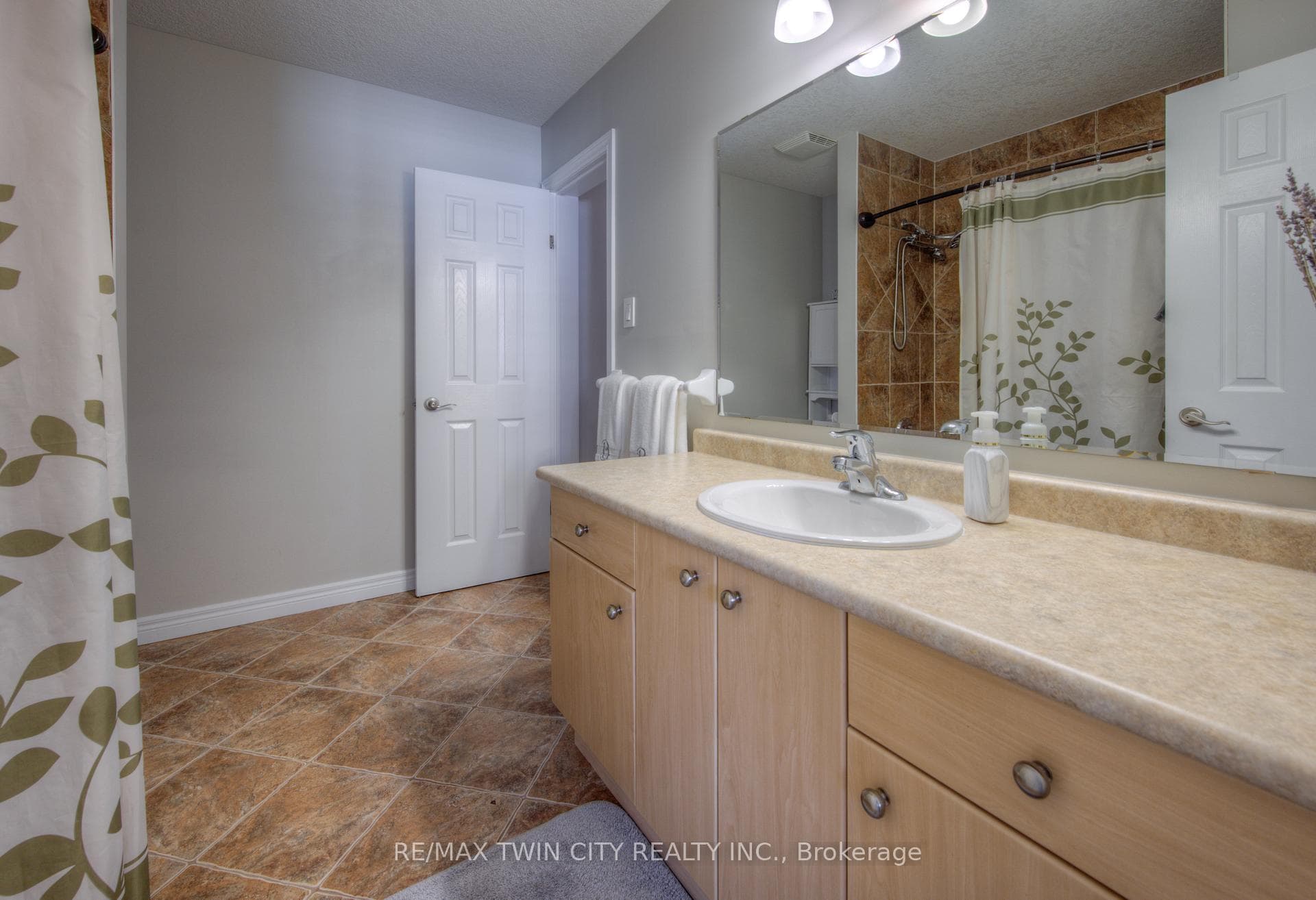486 Doon South Drive photo 19