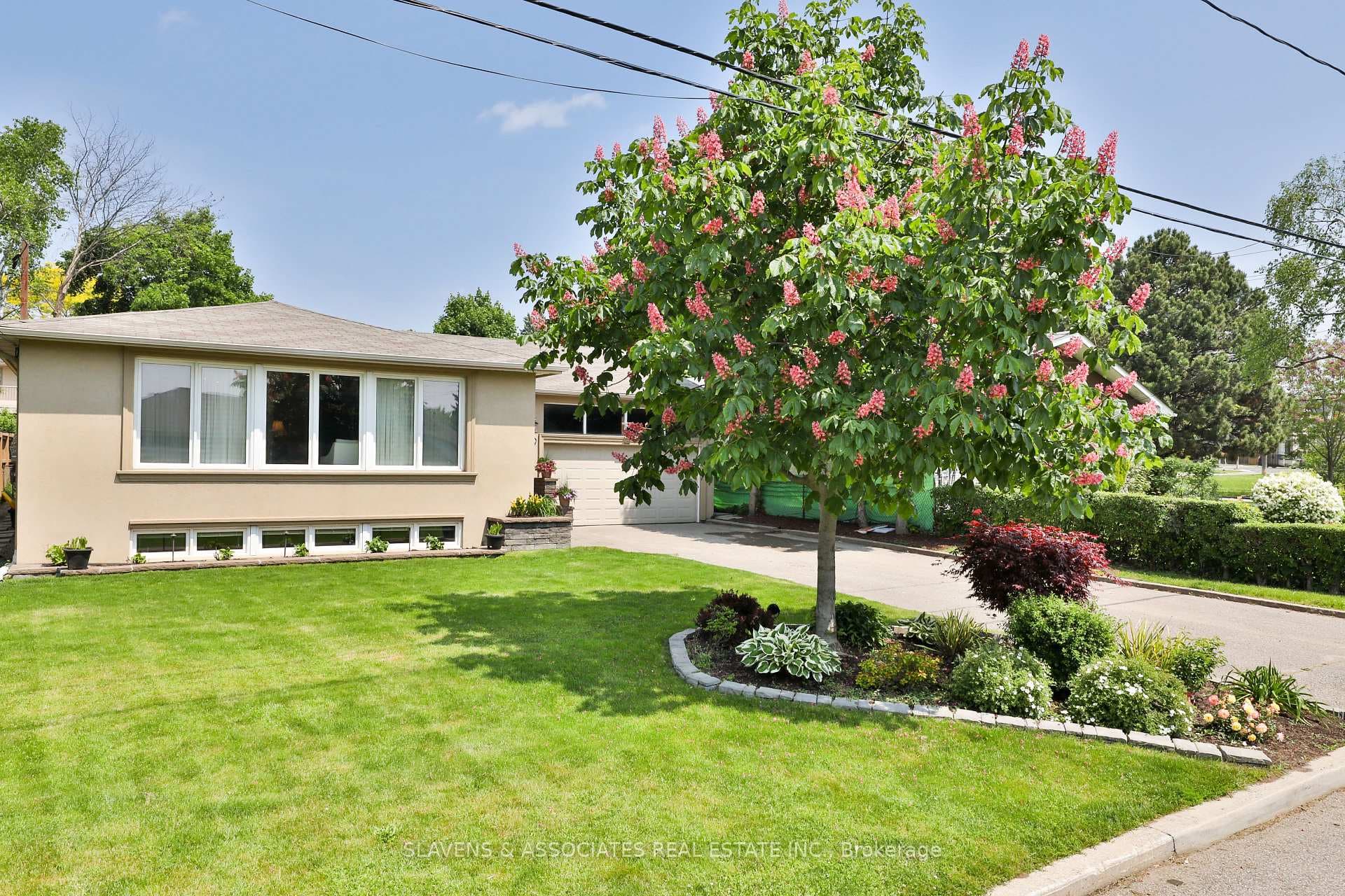 49 Hearthstone Crescent photo 2