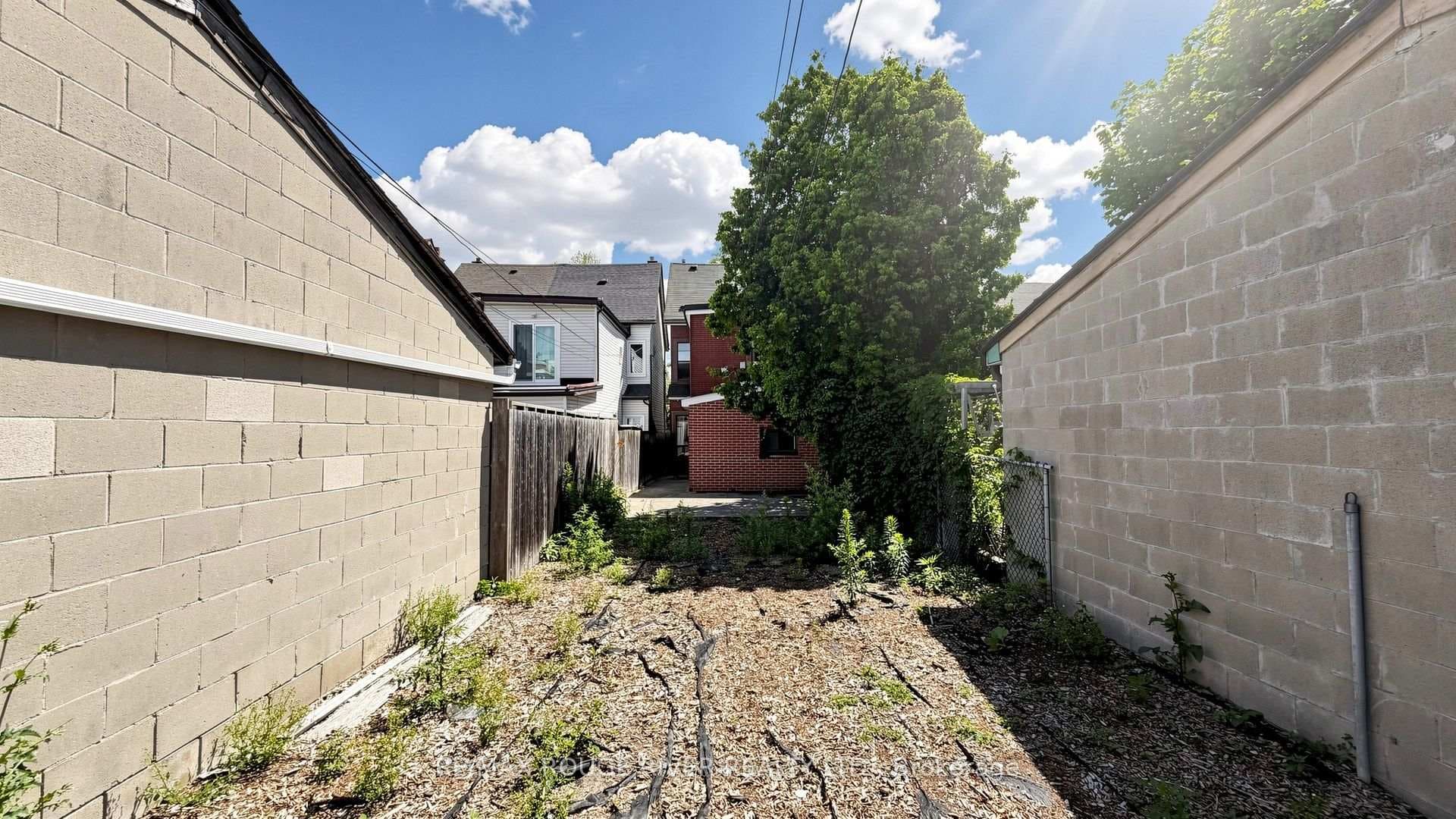 308 Roxton Road photo 36