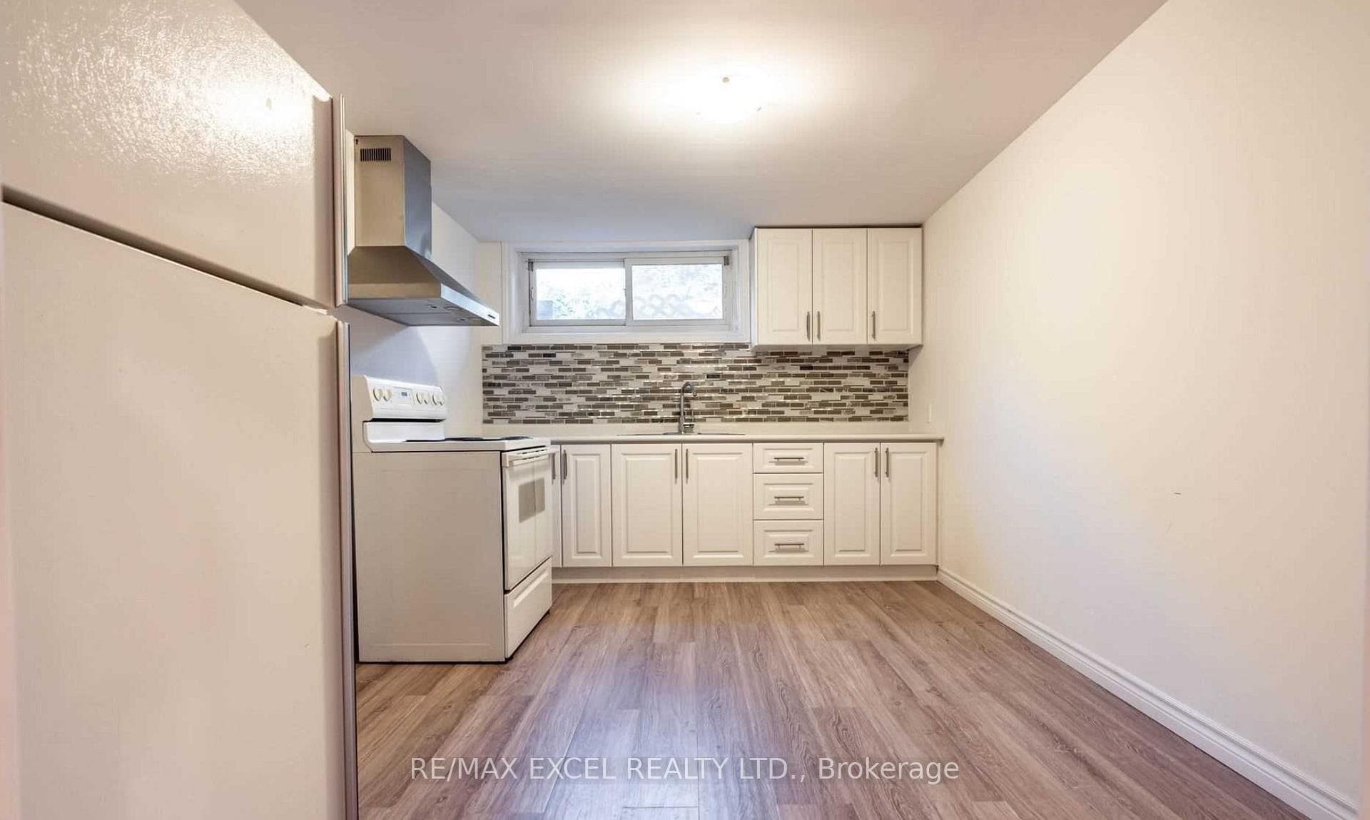 899 Glen Street photo 6