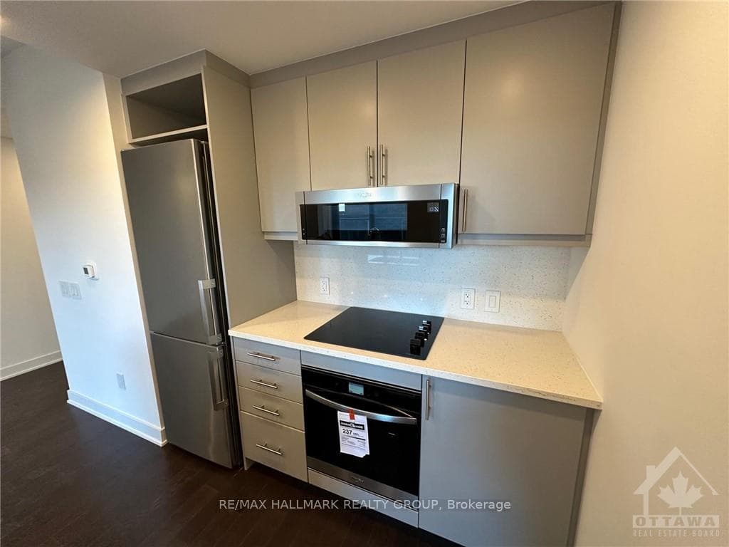 340 QUEEN Street Unit 1402 photo 7