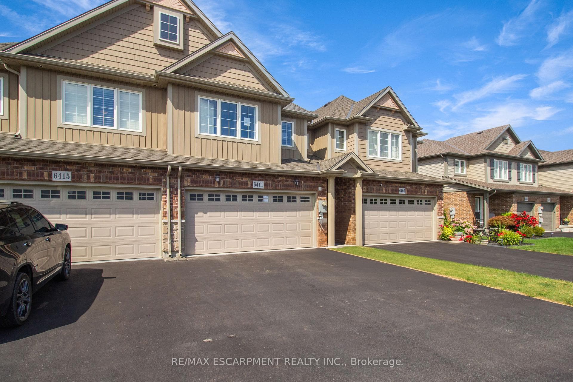 6411 Shapton Crescent photo 2