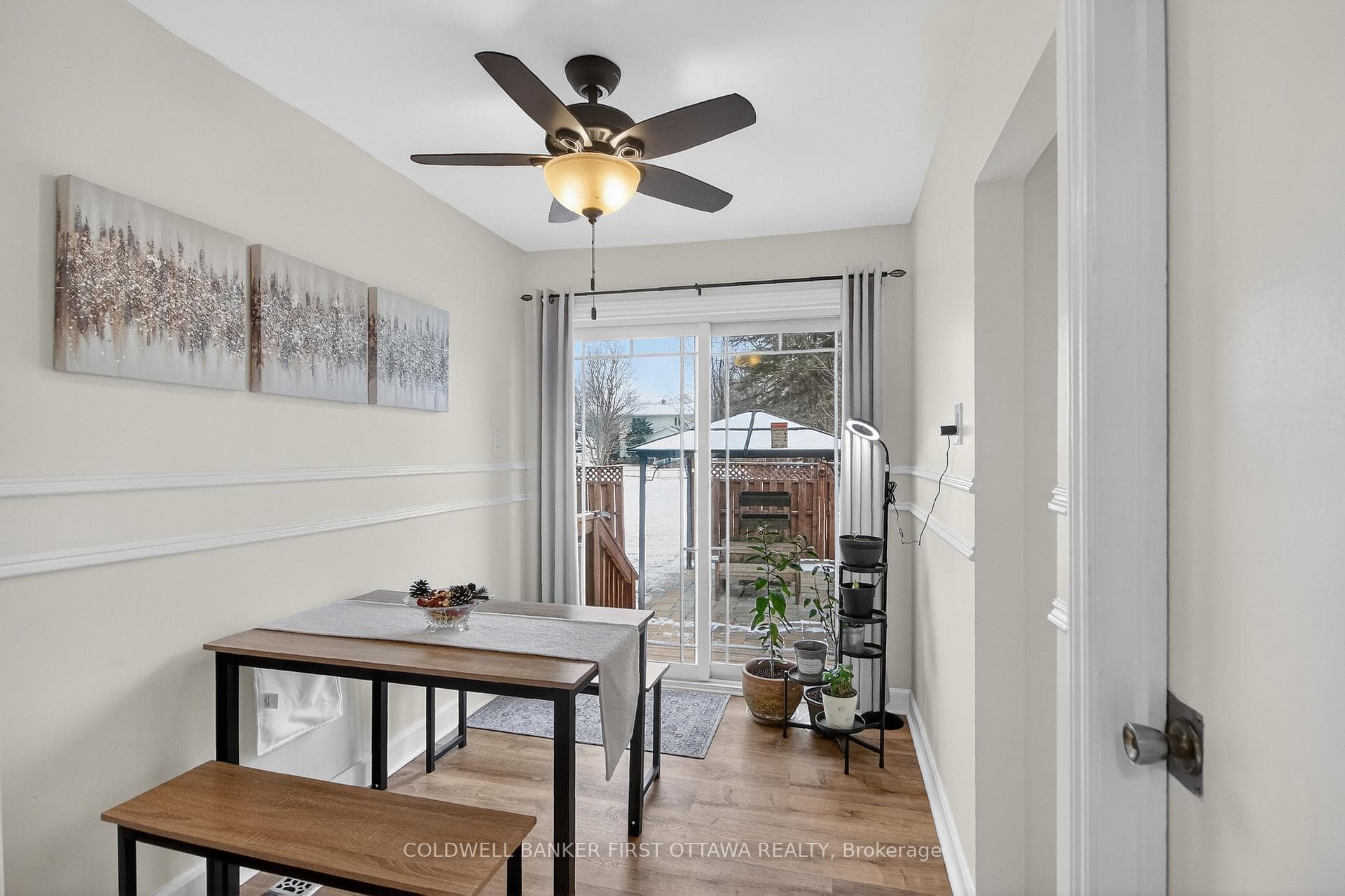Dining room w sliding patio door