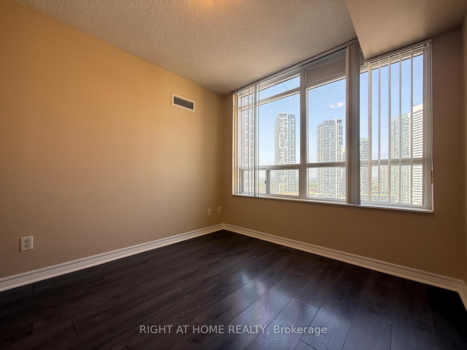 310 Burnhamthorpe Road Unit 2101 photo 22