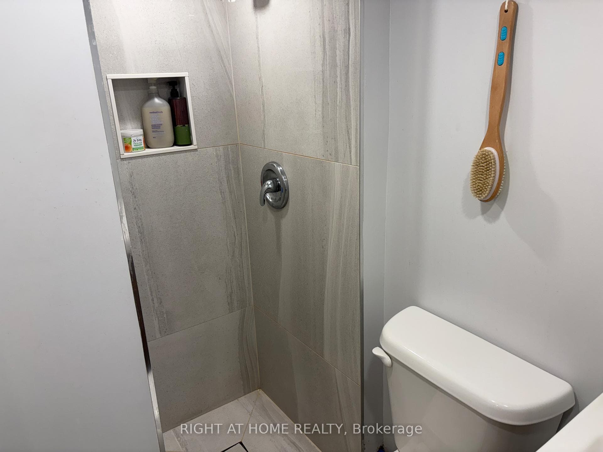 39 Amherst Avenue Unit Lower photo 11