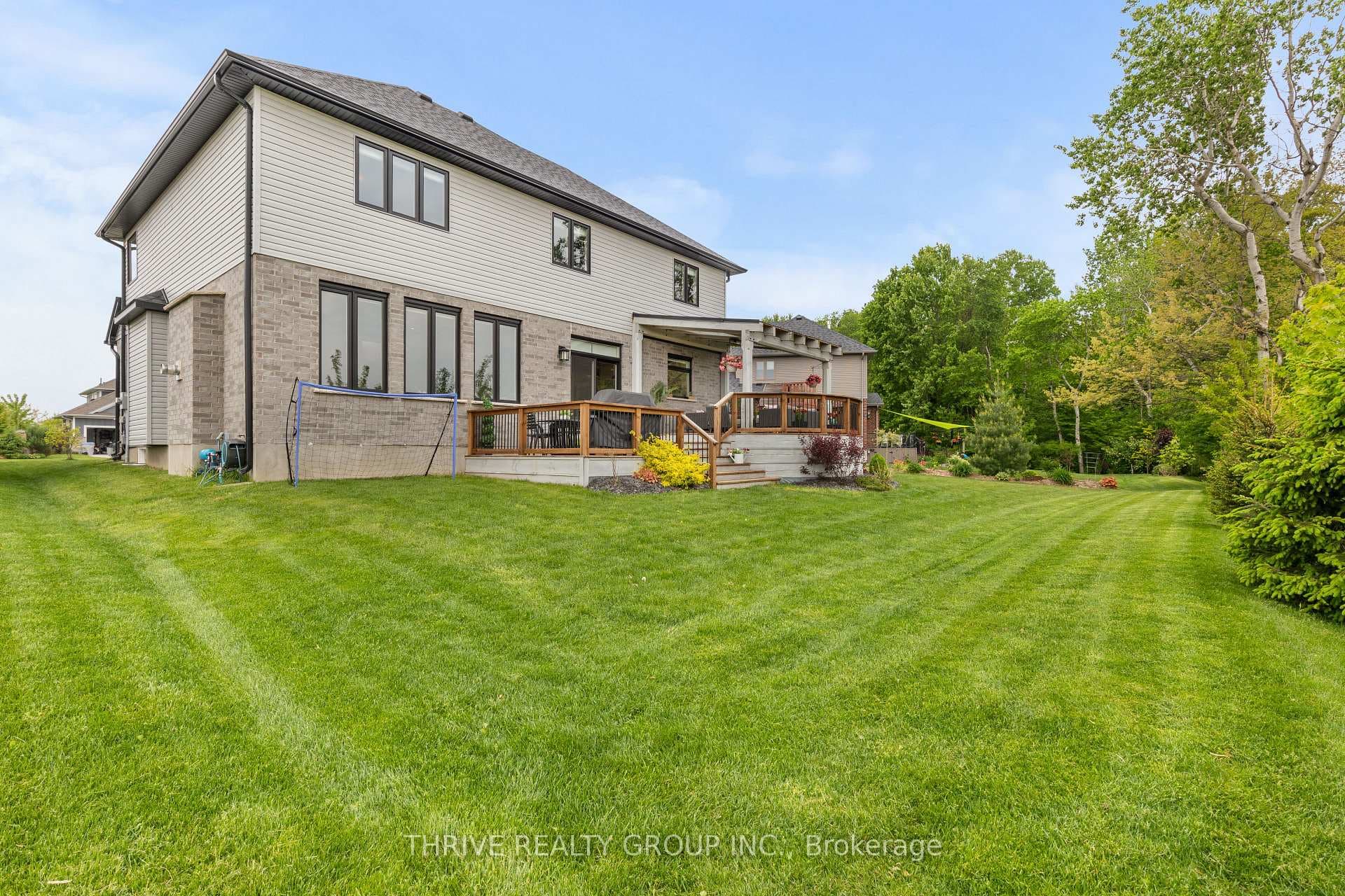 2638 Bond Street photo 39