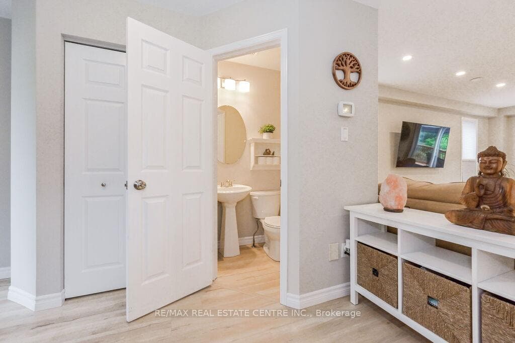 10 Colbourne Crescent photo 12