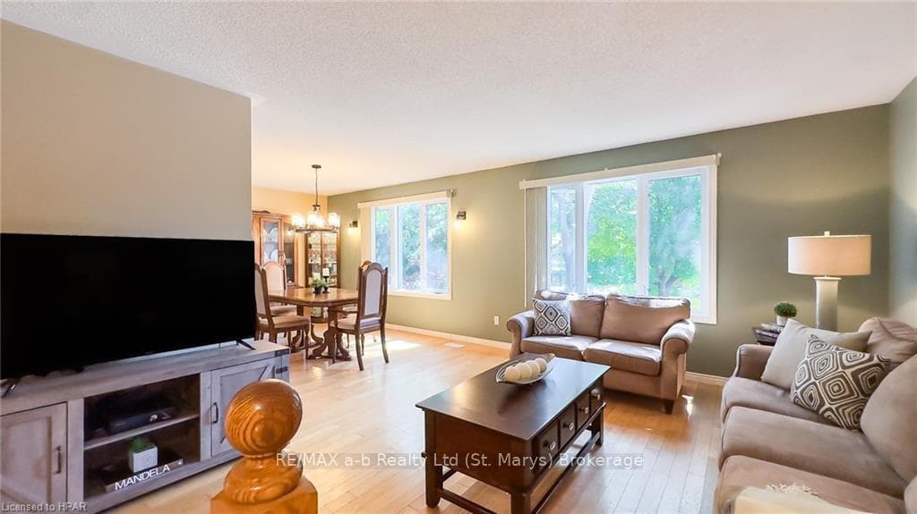 215 WATERLOO Street photo 9