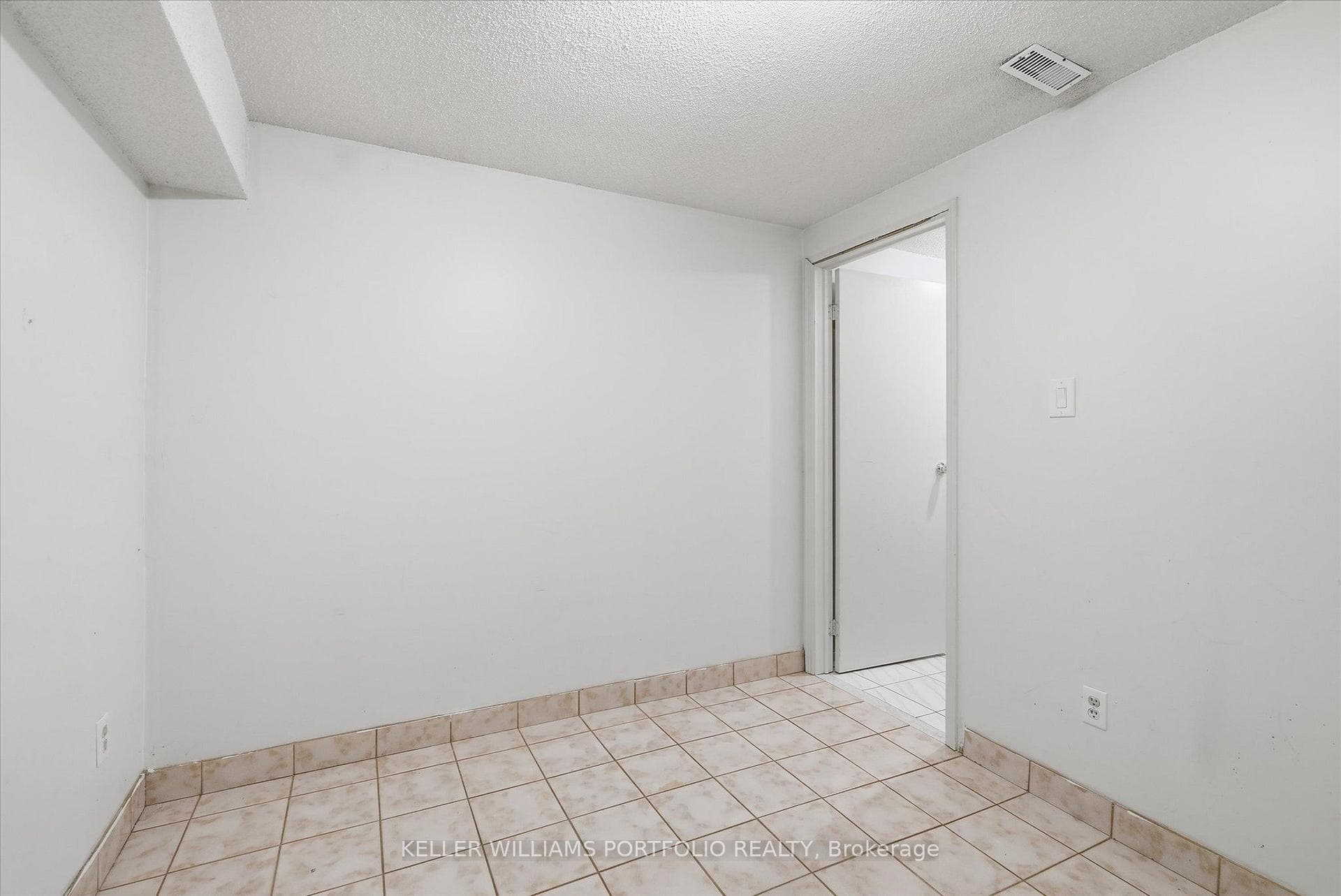 73 Jessica Gardens photo 43