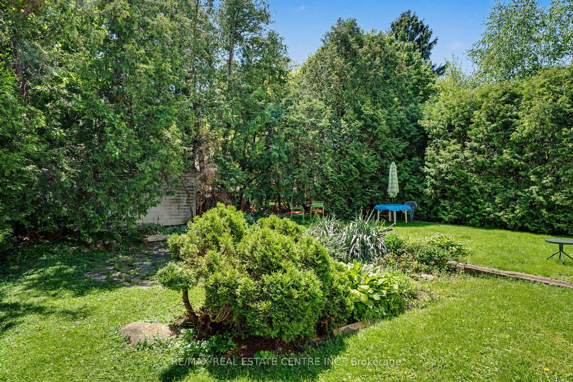 2068 Wellington Avenue photo 36
