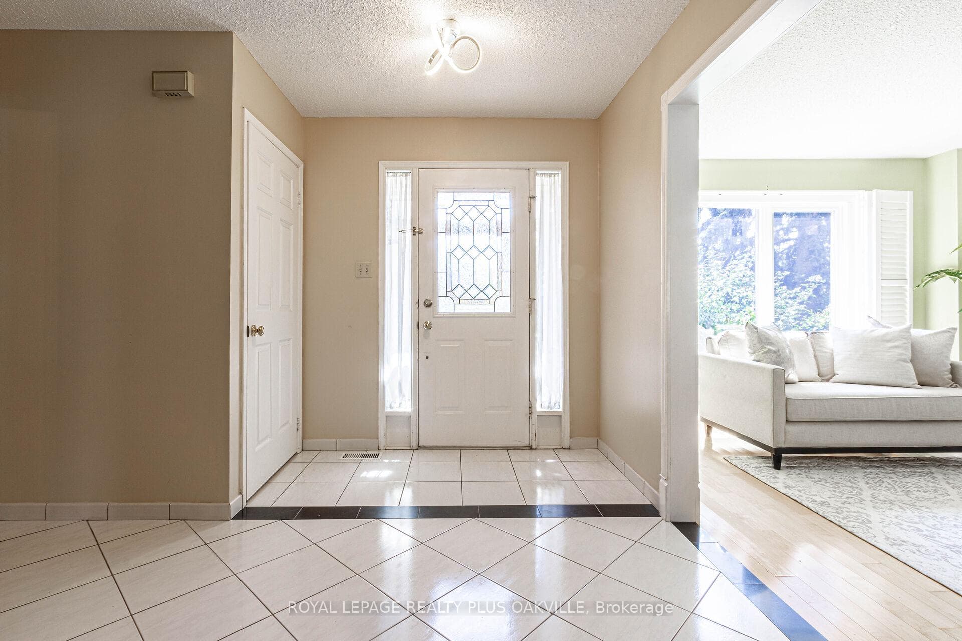 3175 Thorncrest Drive photo 3