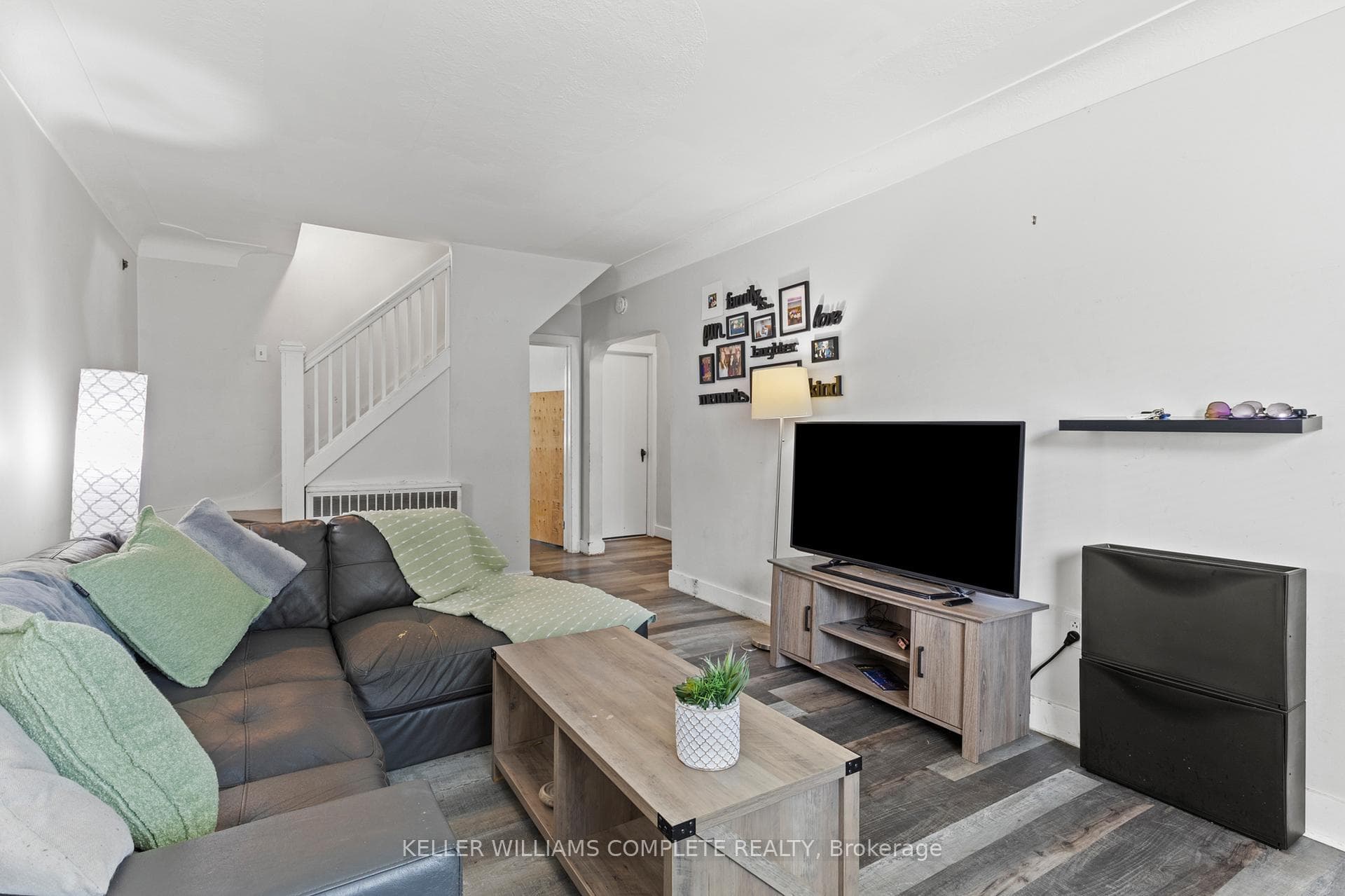 20 AGNES Street photo 4