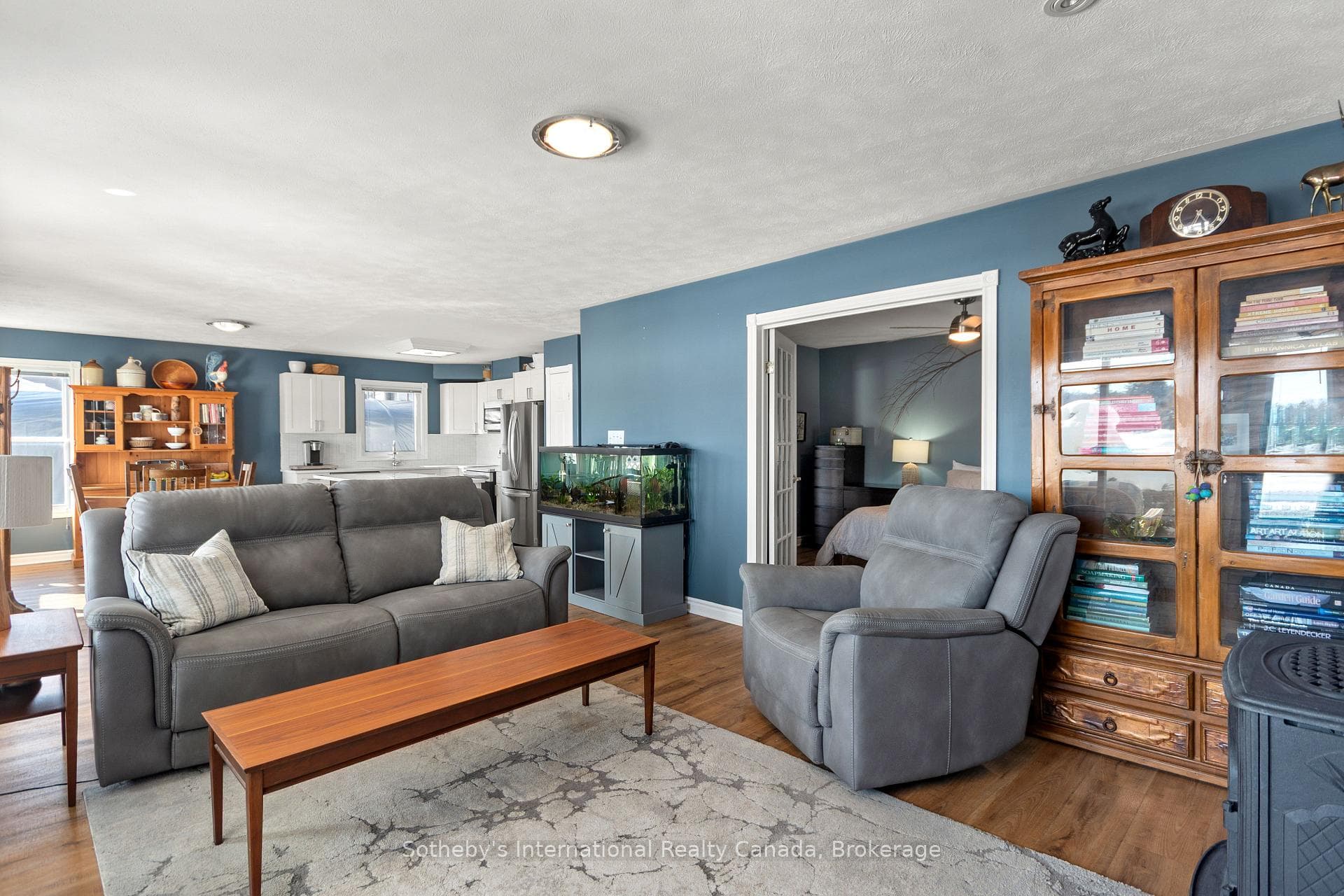 604 CHAMPLAIN Road photo 15