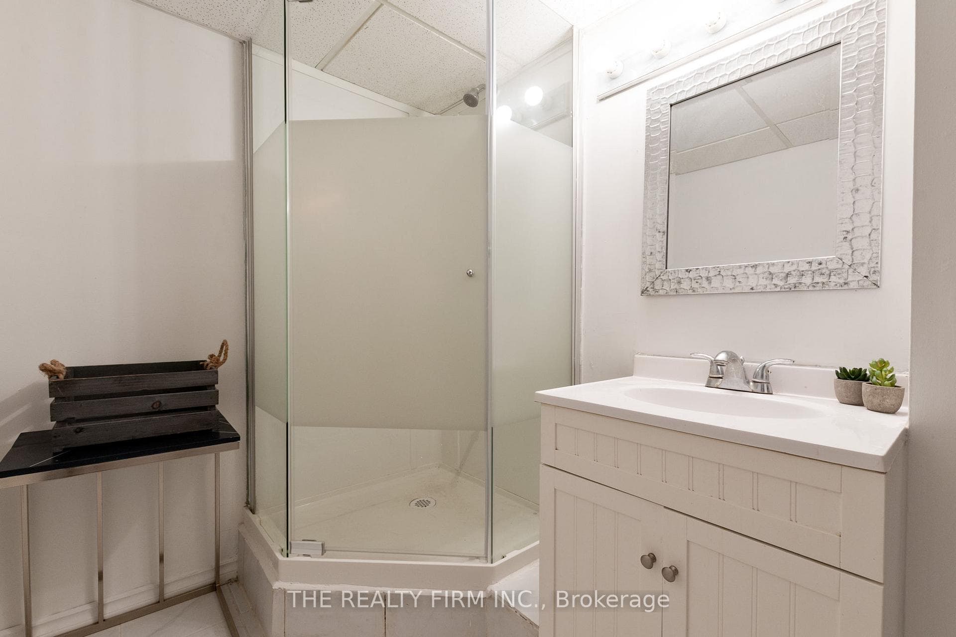 10 Stroud Crescent photo 23