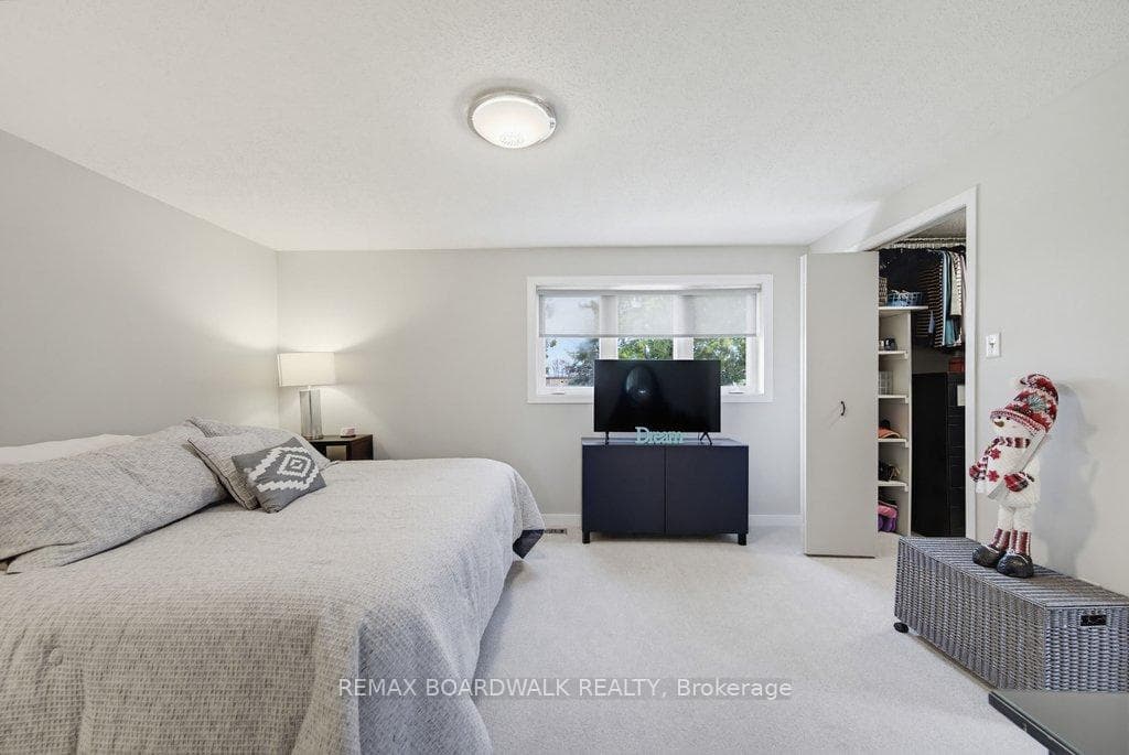 1703 Fieldstone Crescent photo 23