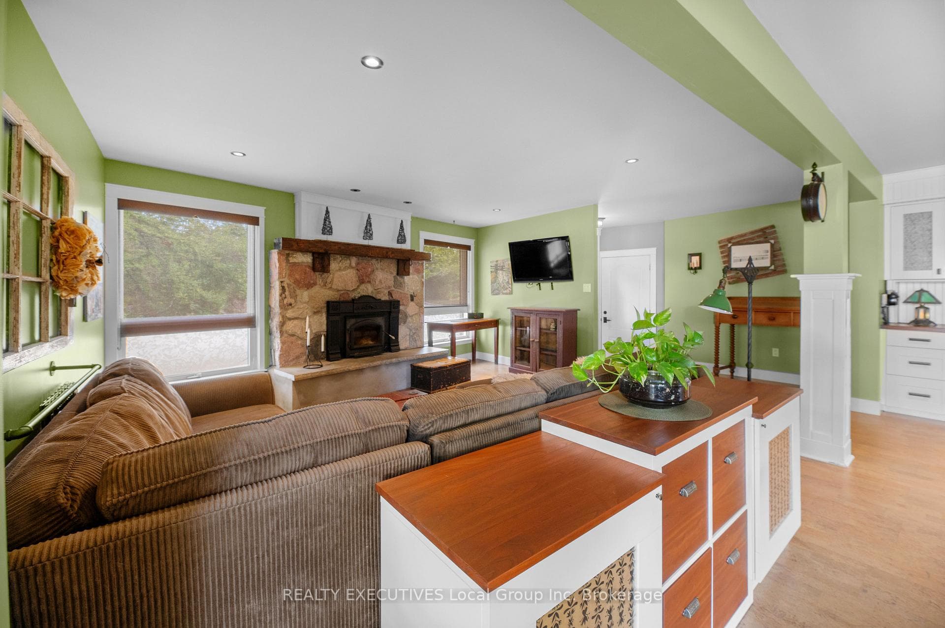 397 CAMELOT Drive photo 6