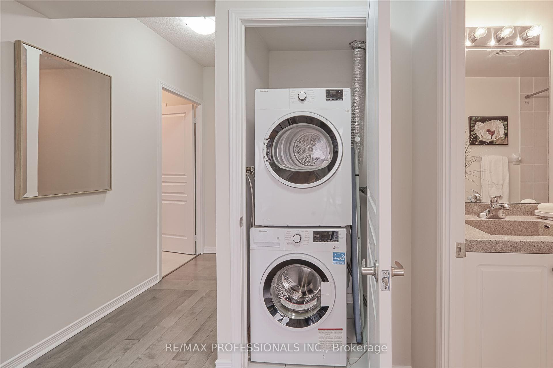 2240 Lake Shore Boulevard photo 25