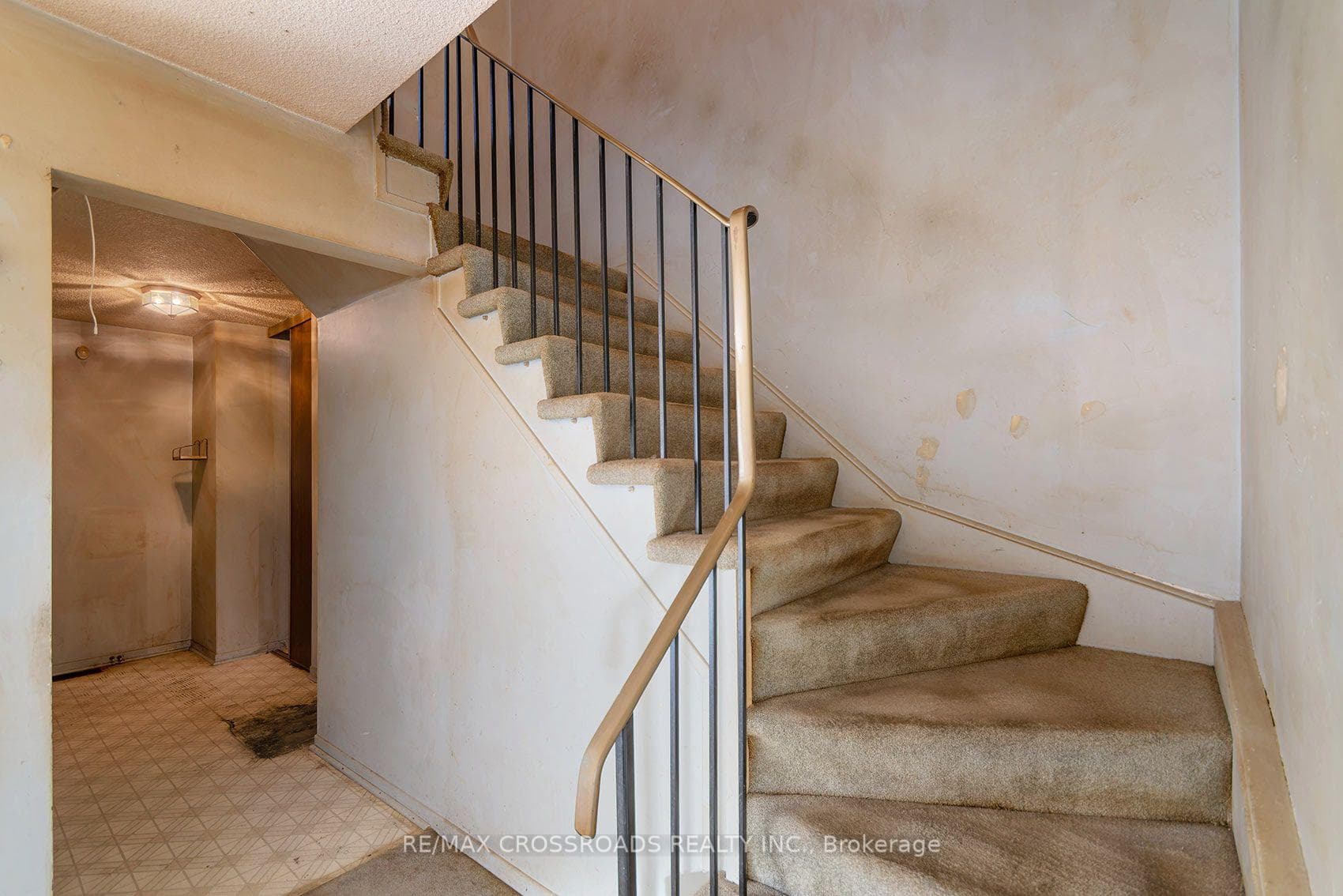 54 Omega Square photo 15