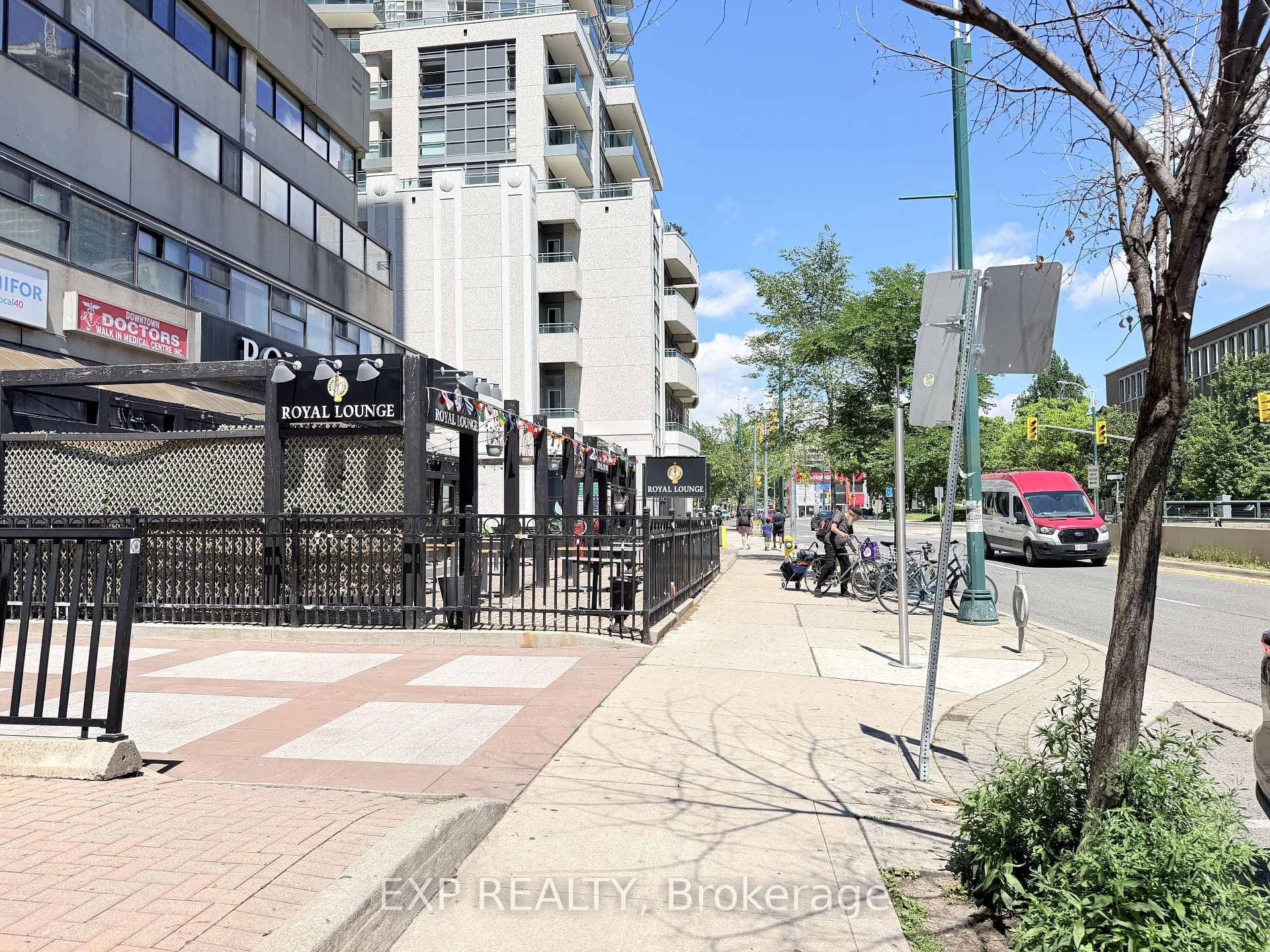 720 Spadina Avenue photo 4