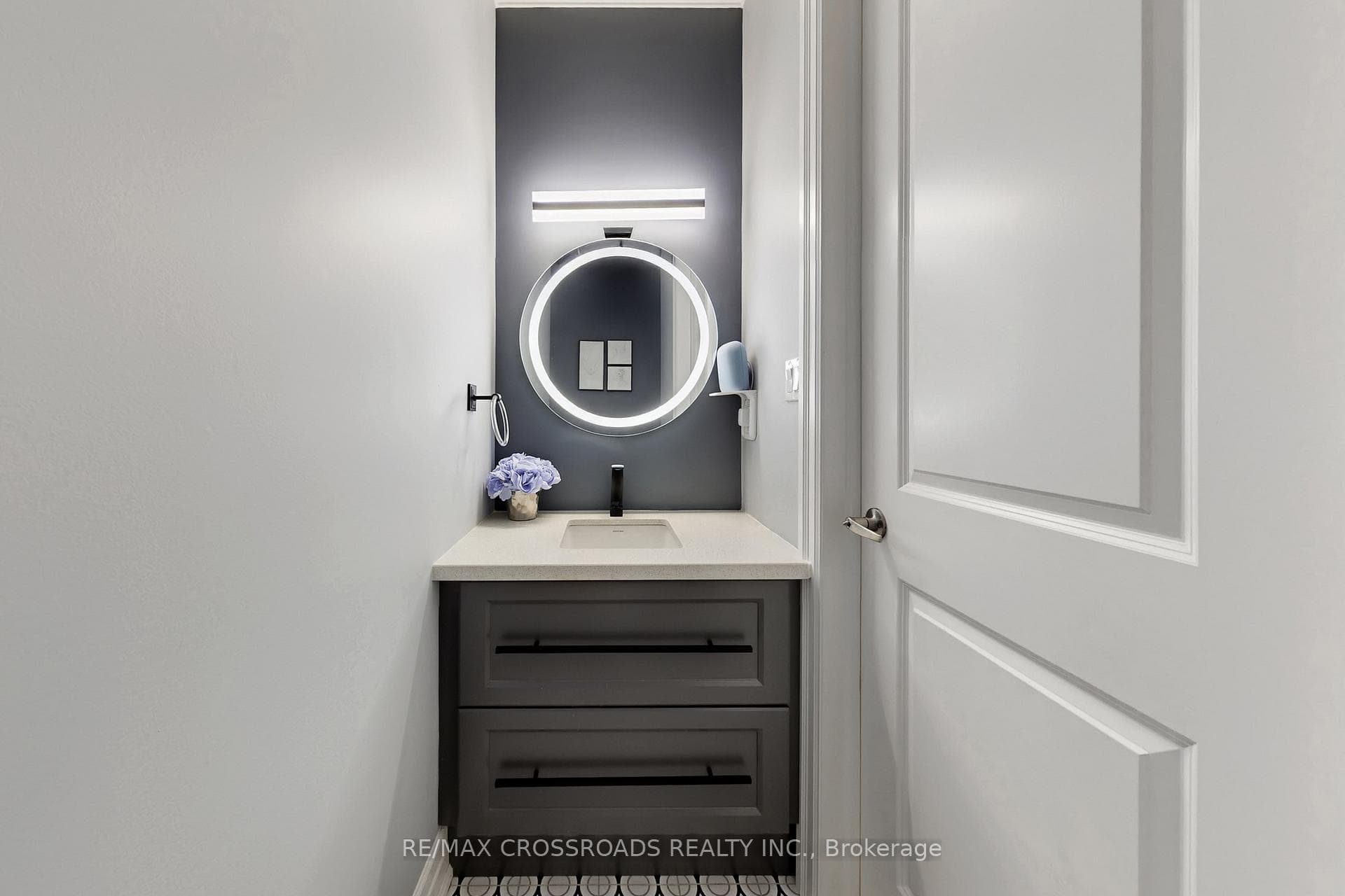9 KINGKNOLL Crescent photo 18