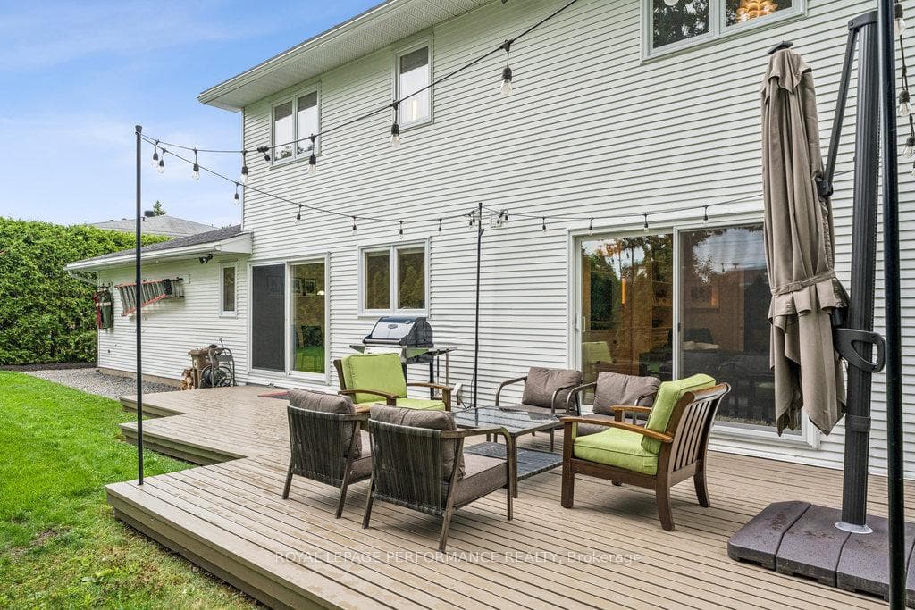 1889 Fairmeadow Crescent photo 9