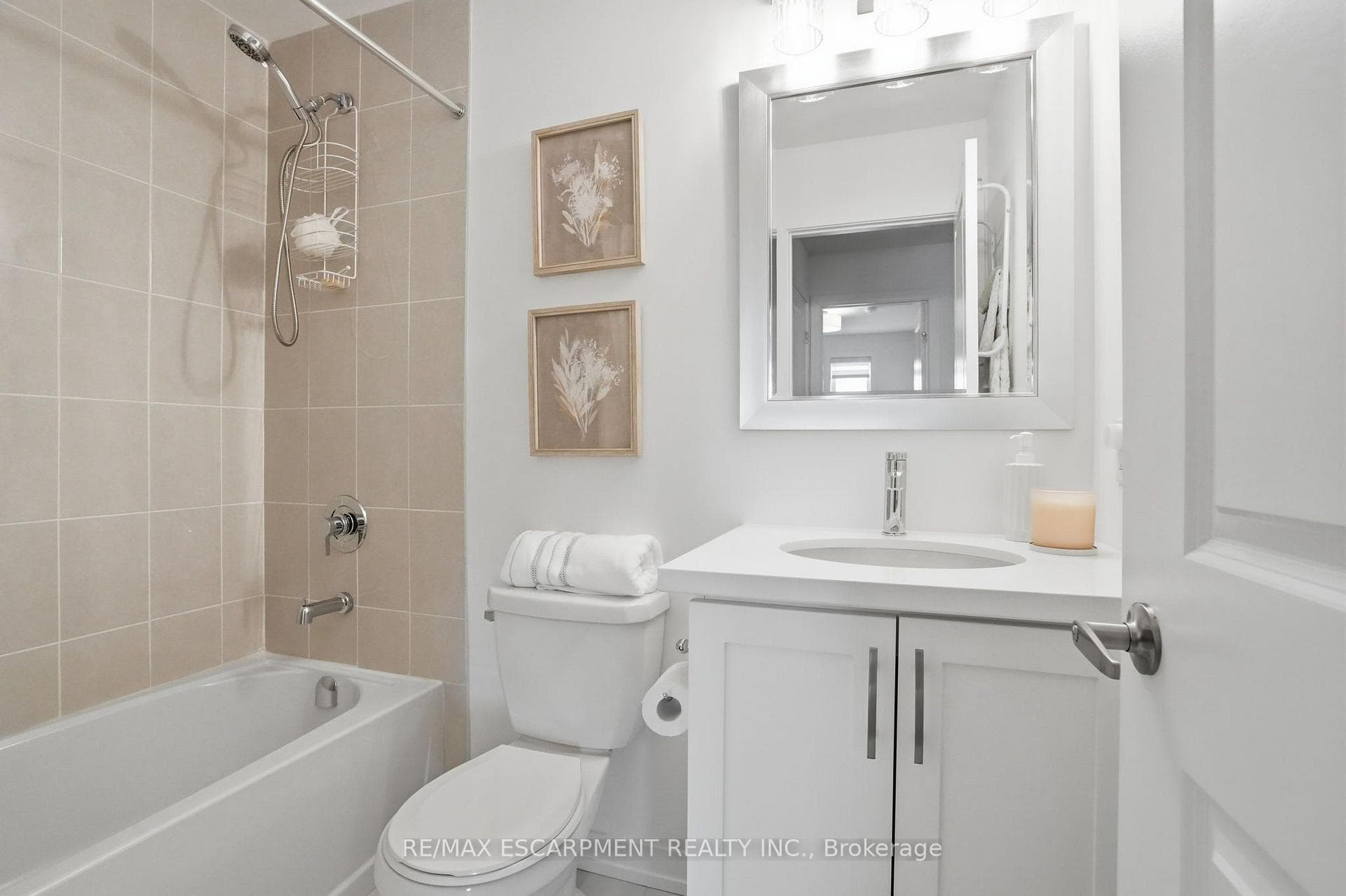 245 Burke Street photo 22