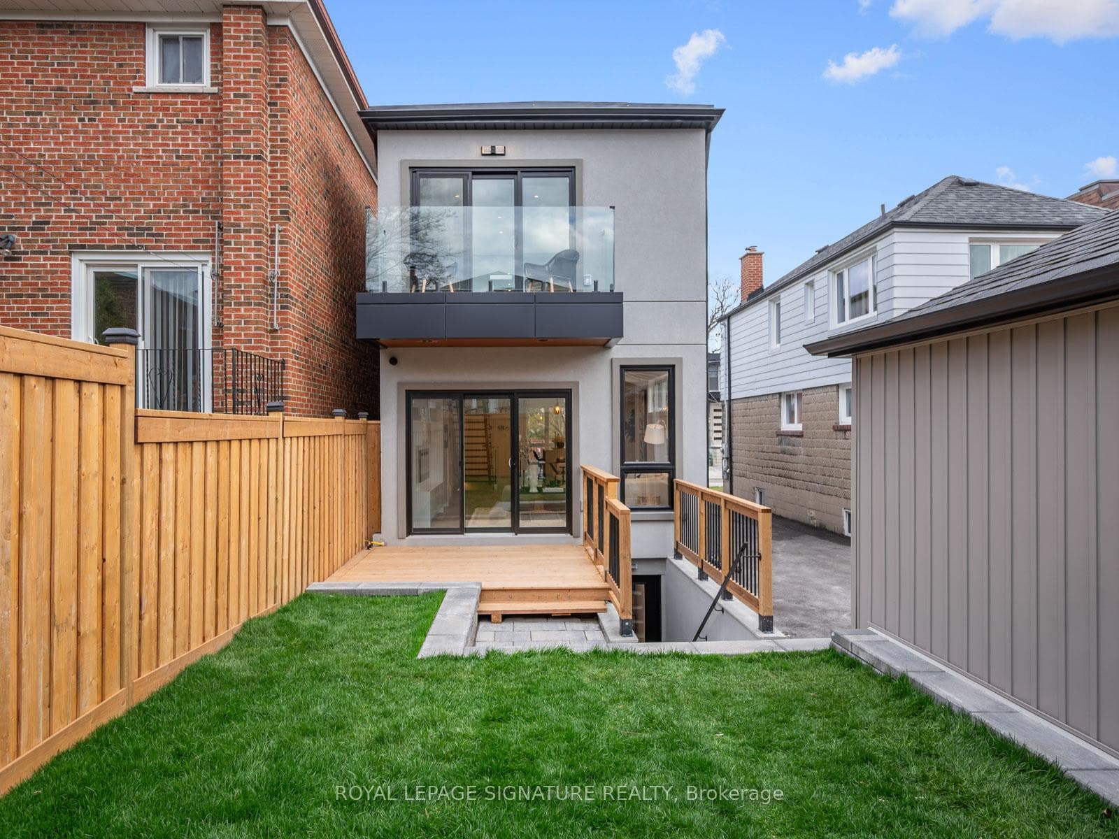 80 Holborne Avenue photo 37