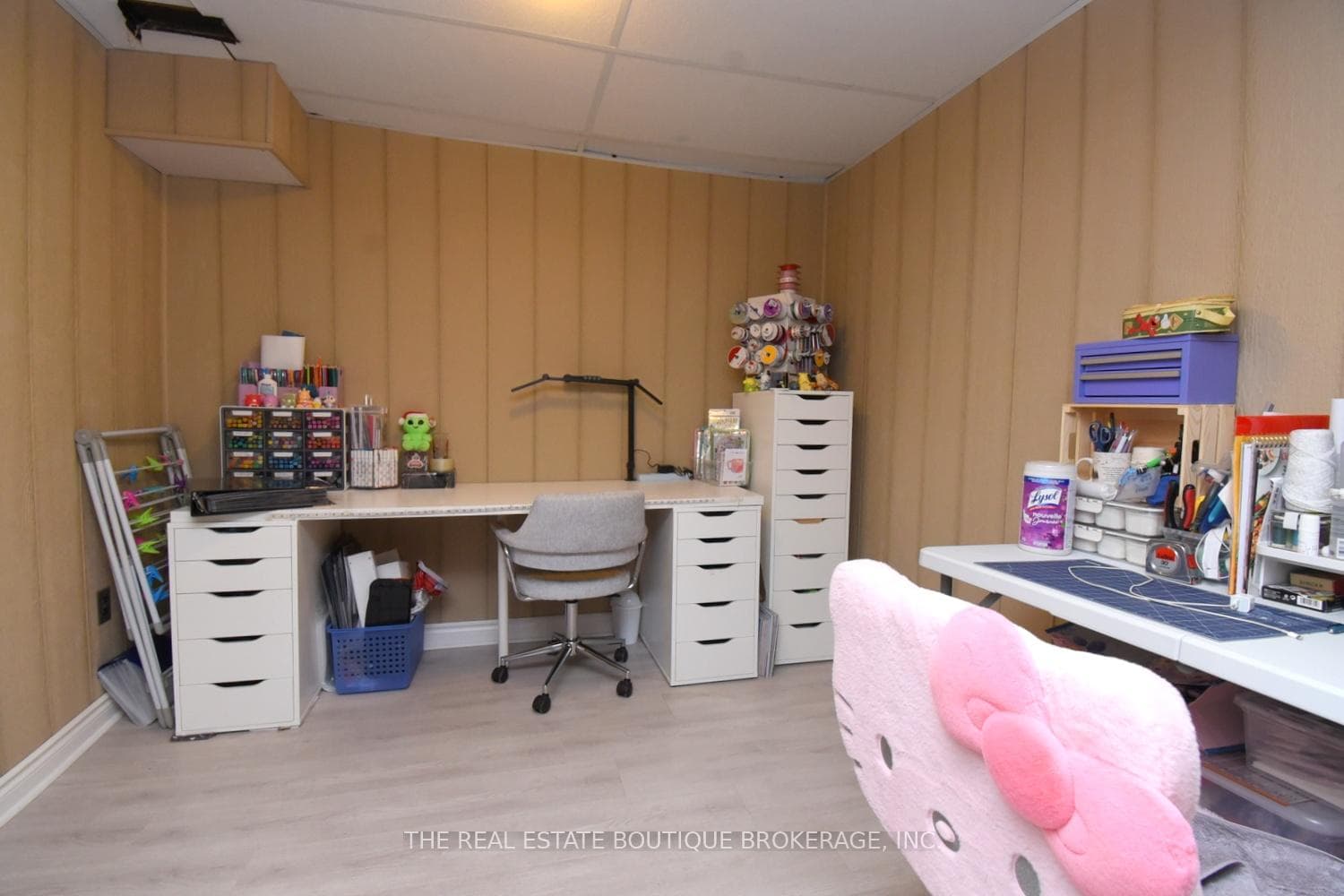 Great hobby room or guest bedroom