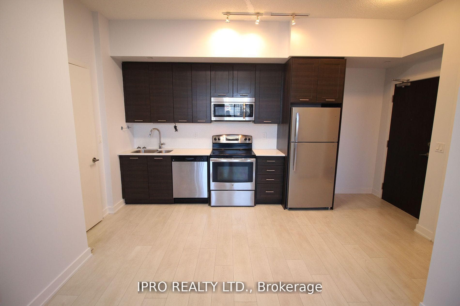 50 Bruyeres Mews Unit 732 photo 3