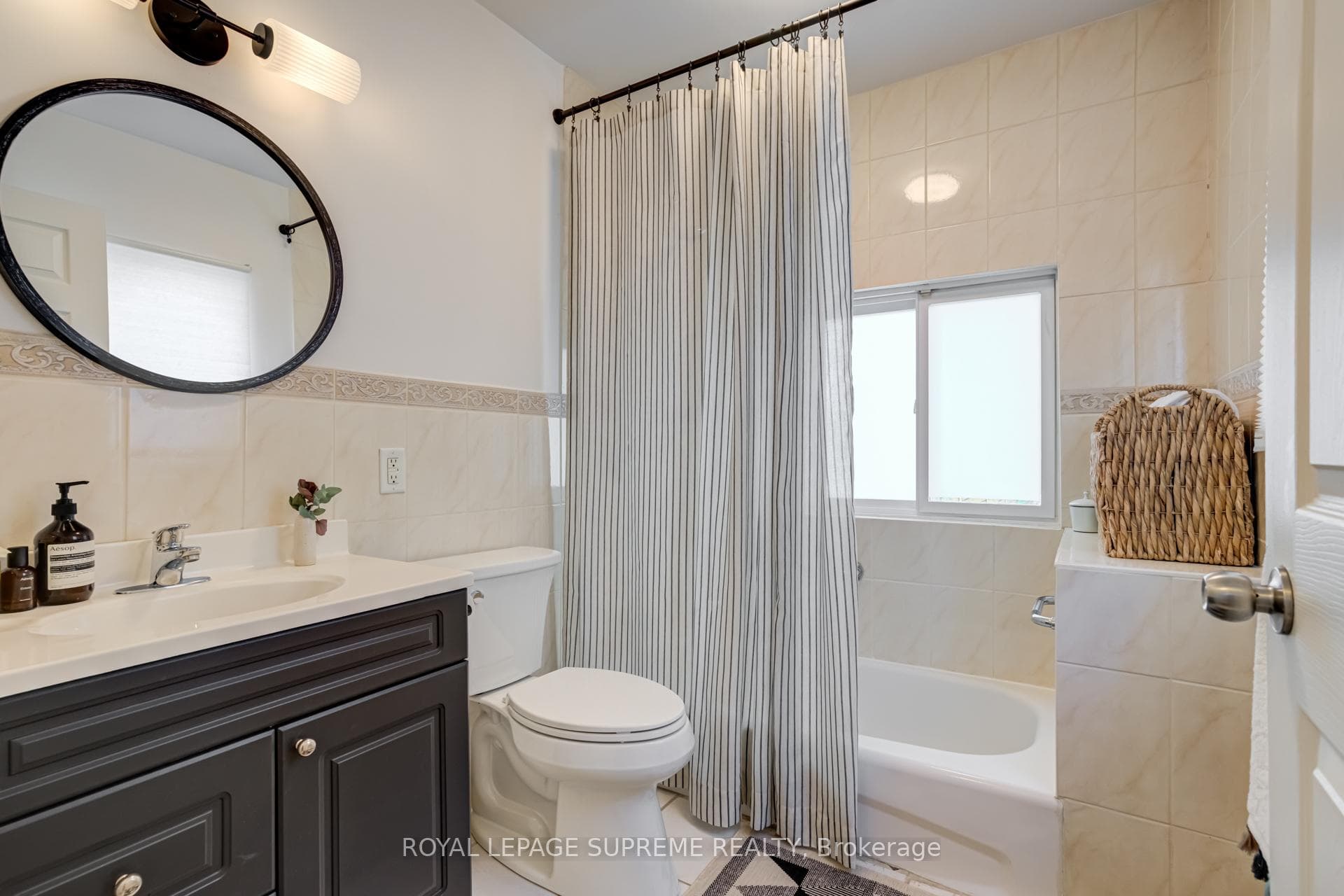562 Gladstone Avenue photo 11