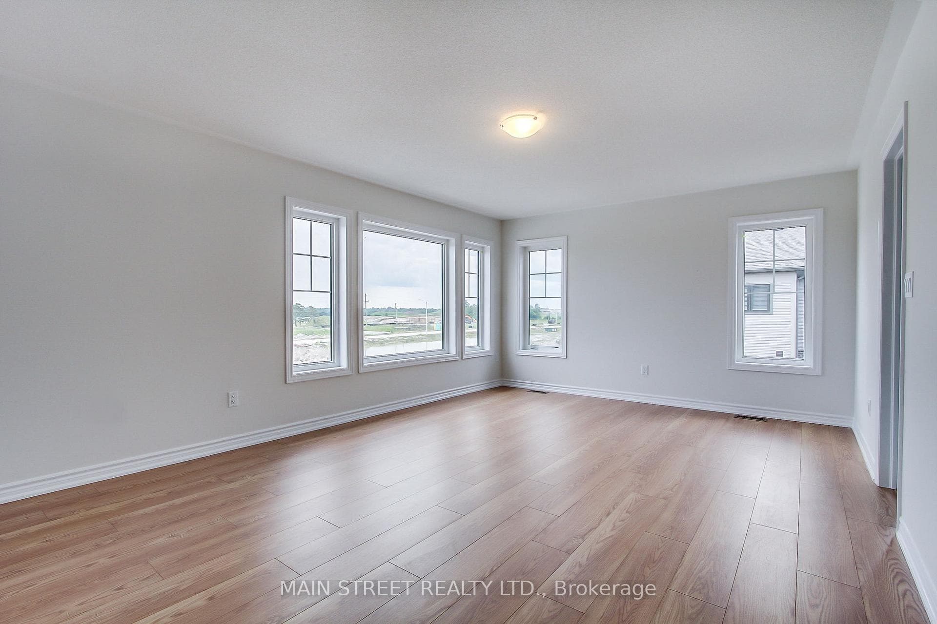Leg Primary Bedroom W/5pc Ensuite & walk-in closet