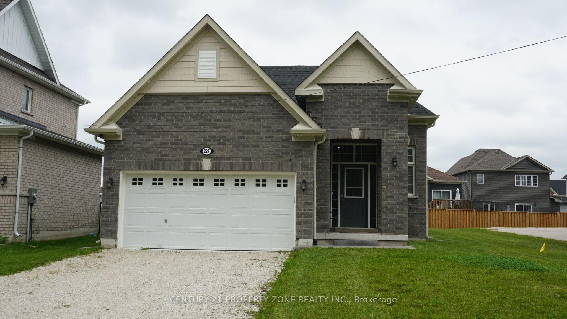 227 Mowat Street photo 3