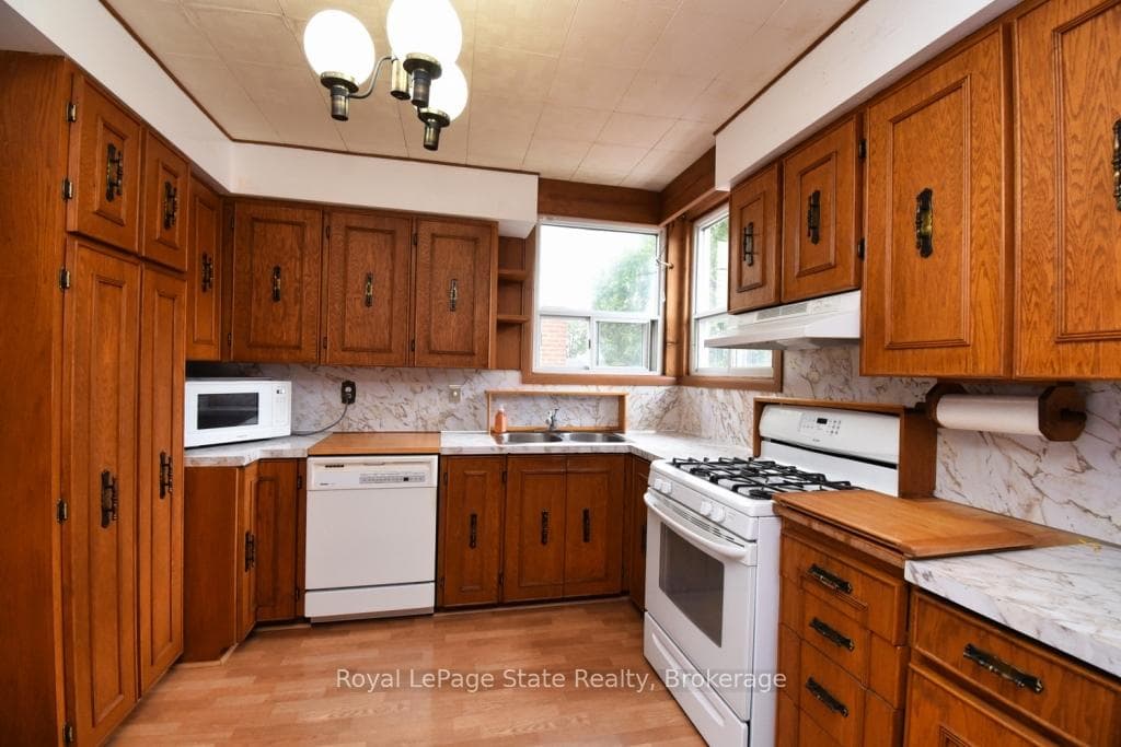 318 Brucedale Avenue photo 16