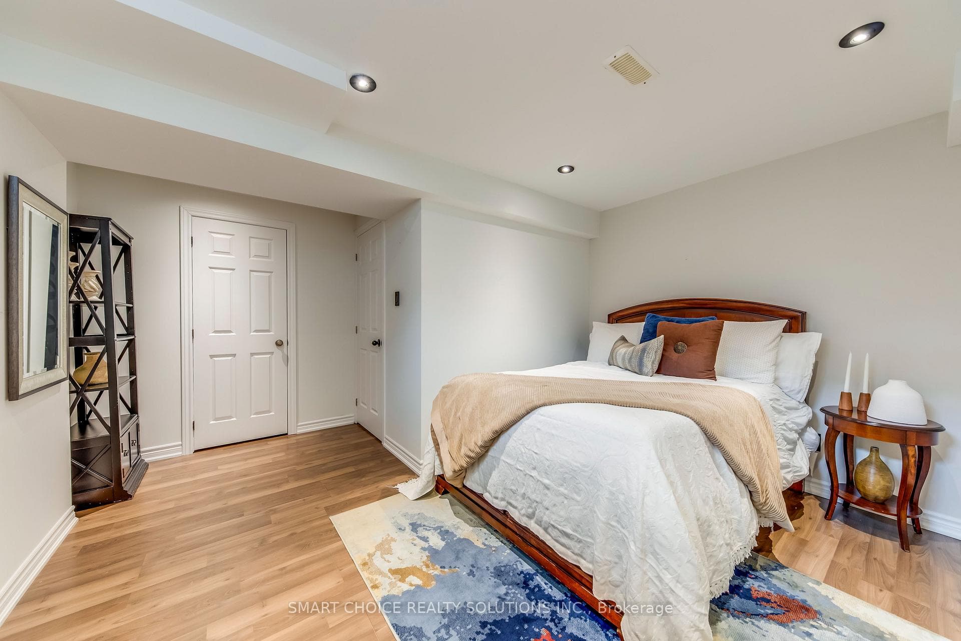 345 Giddings Crescent photo 31