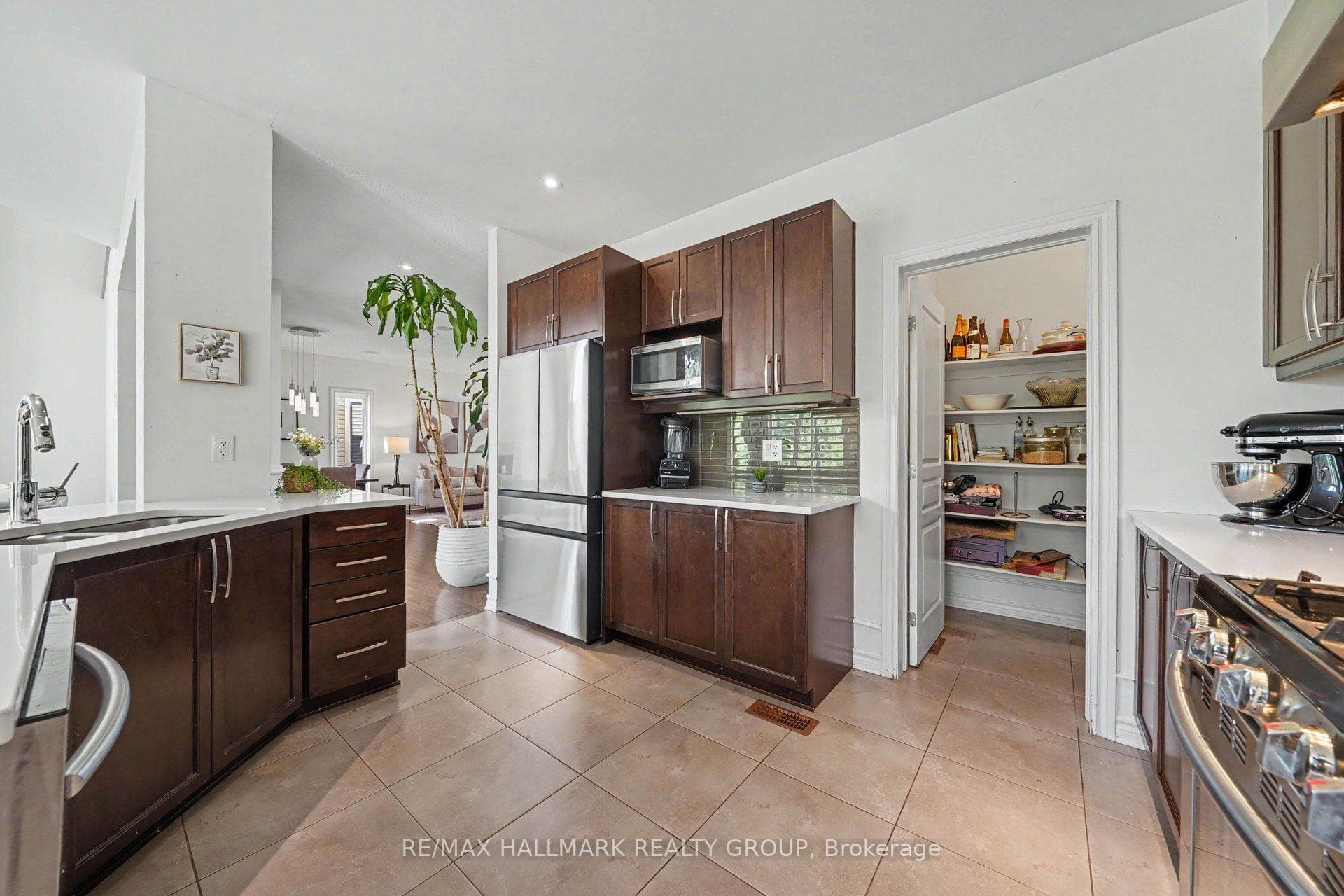 938 Wildcarrot Crescent photo 12