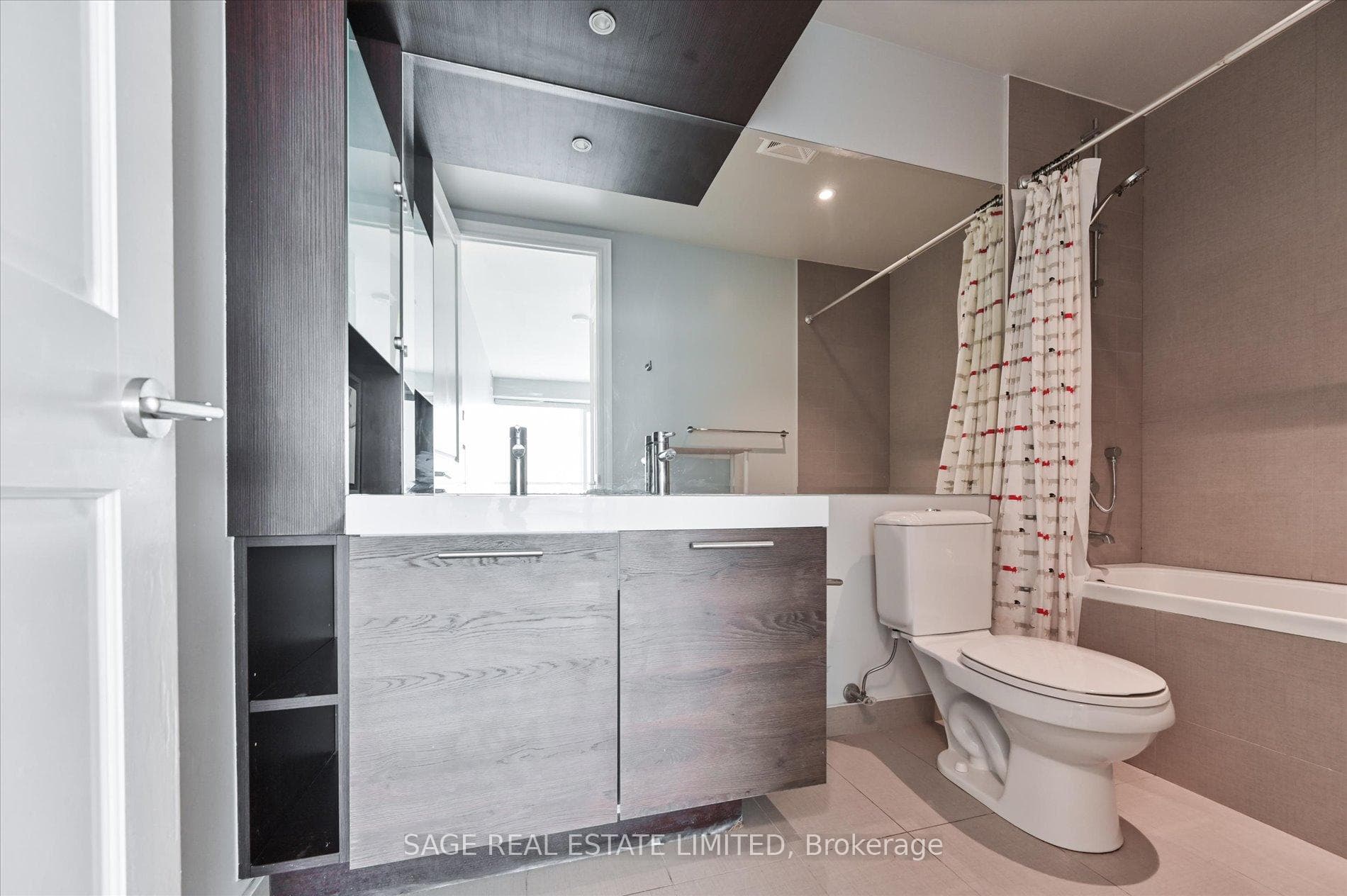 388 Yonge Street Unit 6814 photo 17