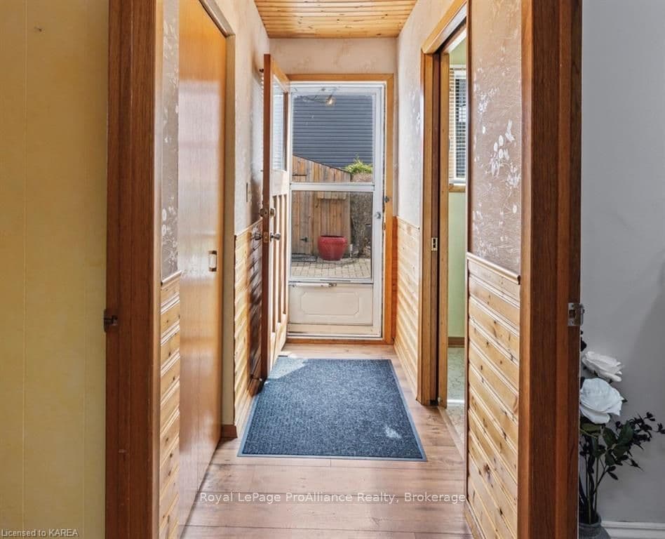 686 HARROW Place photo 27