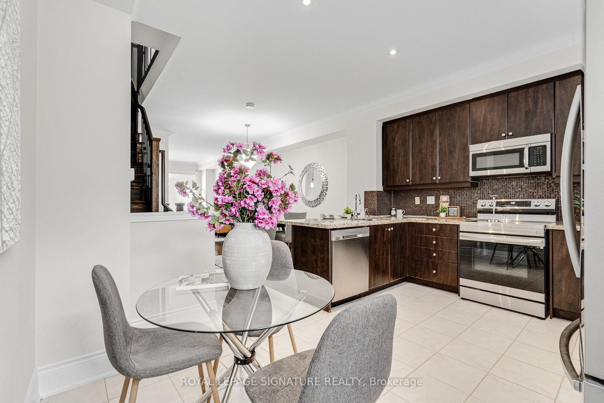9 Streight Lane photo 12