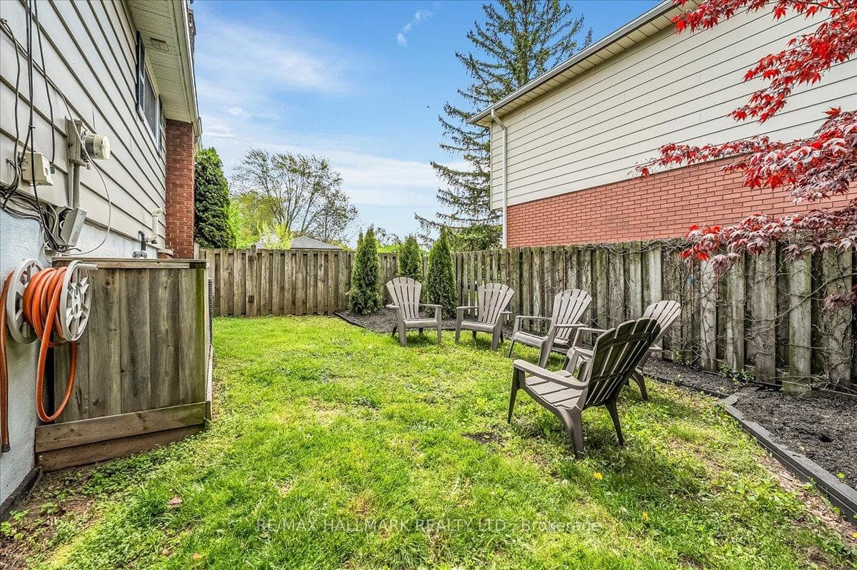 Large landscaped side yard, perfect for a firepit!